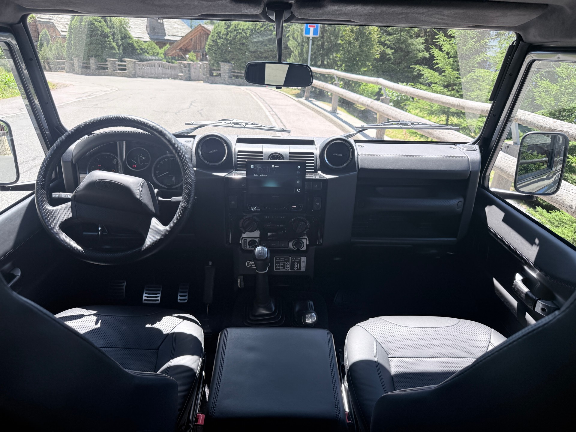 LAND ROVER Defender 90 2.2 TD4 Station Wagon Adventure-image-8