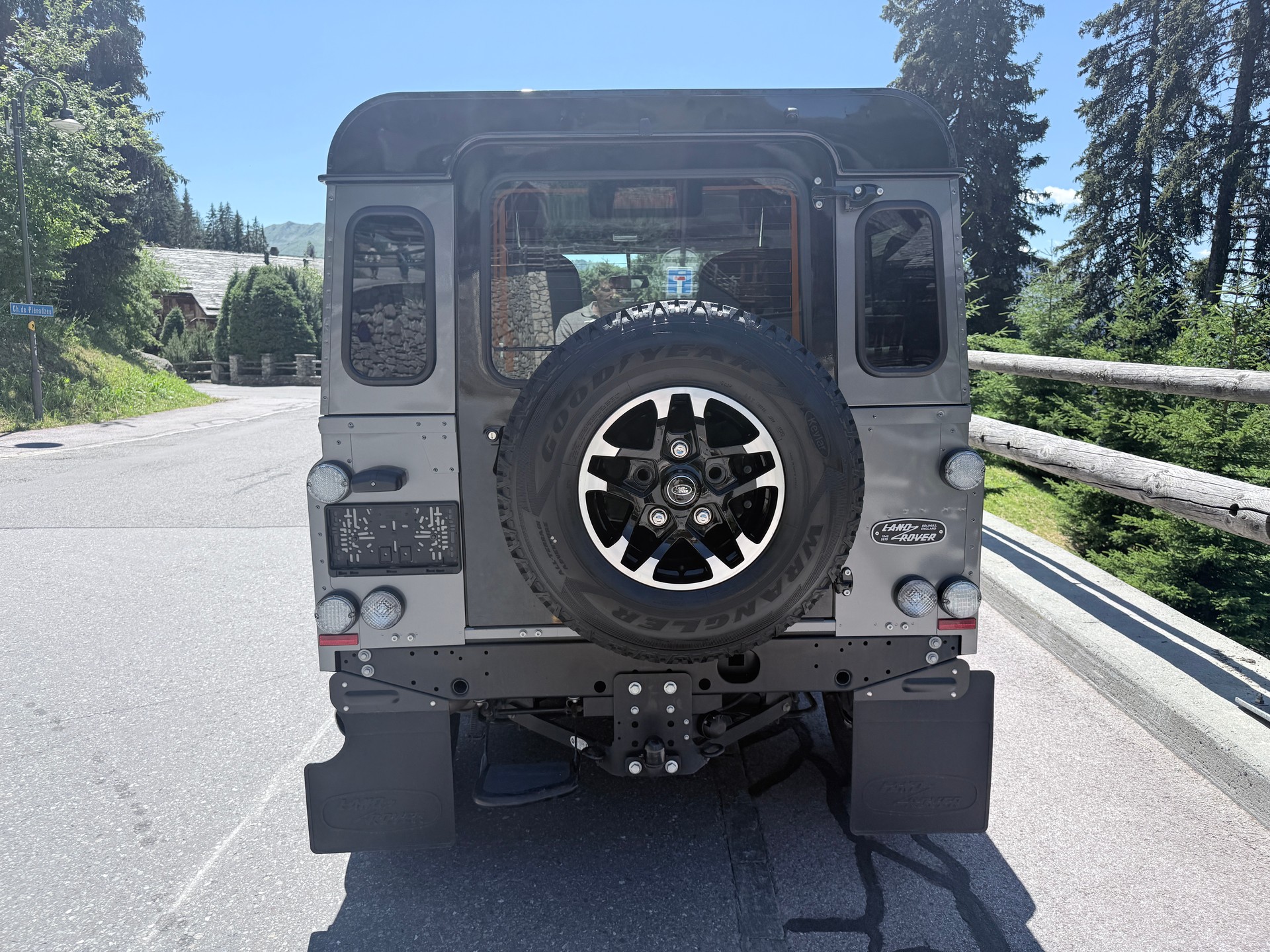 LAND ROVER Defender 90 2.2 TD4 Station Wagon Adventure-image-5