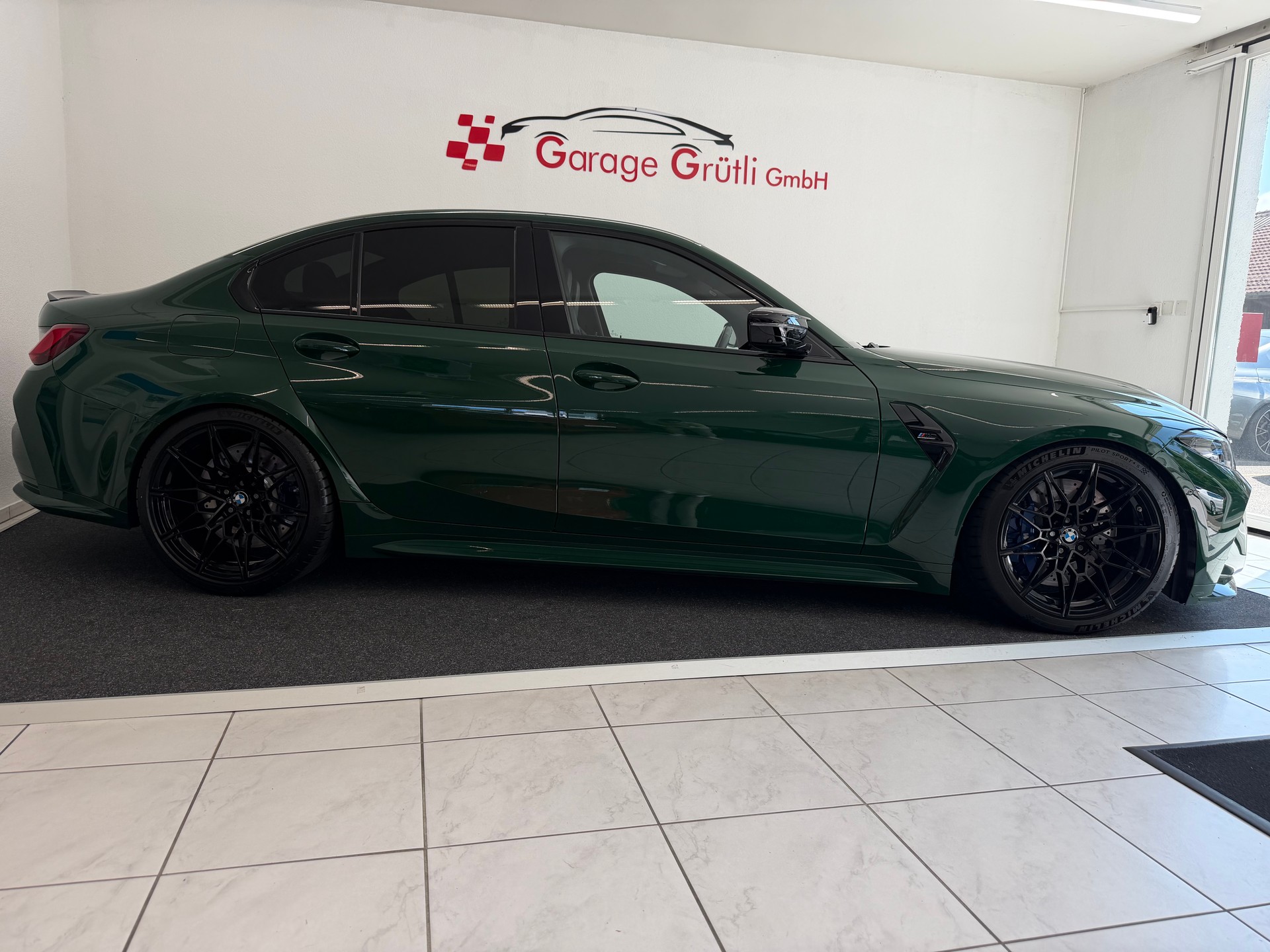 BMW M3 Competition xDrive-showroom-element-2