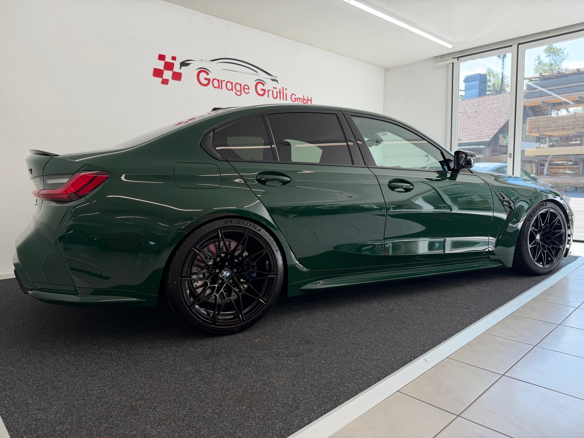 BMW M3 Competition xDrive-showroom-element-3