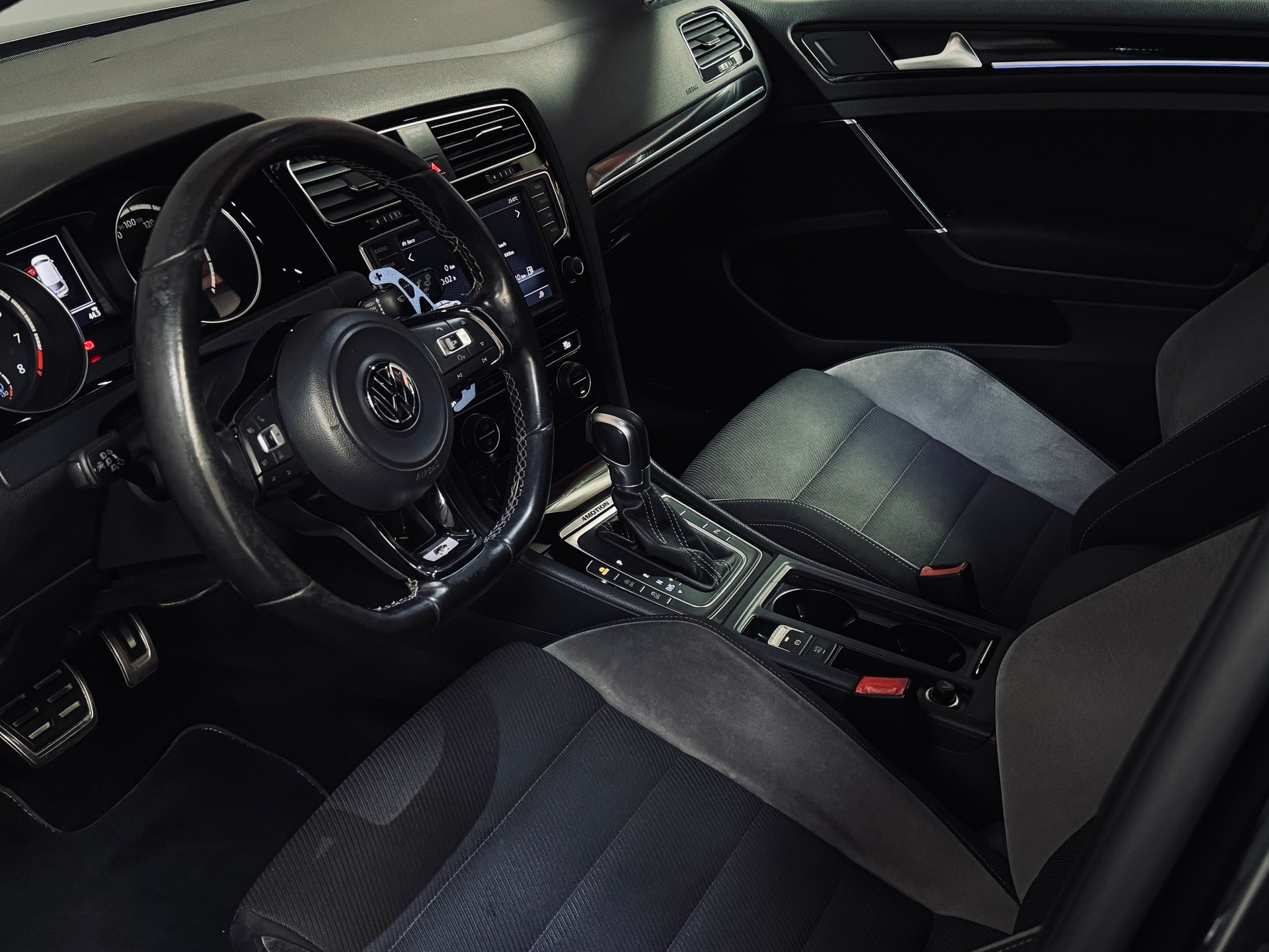 VW Golf 2.0 TSI R 4Motion DSG-image-12