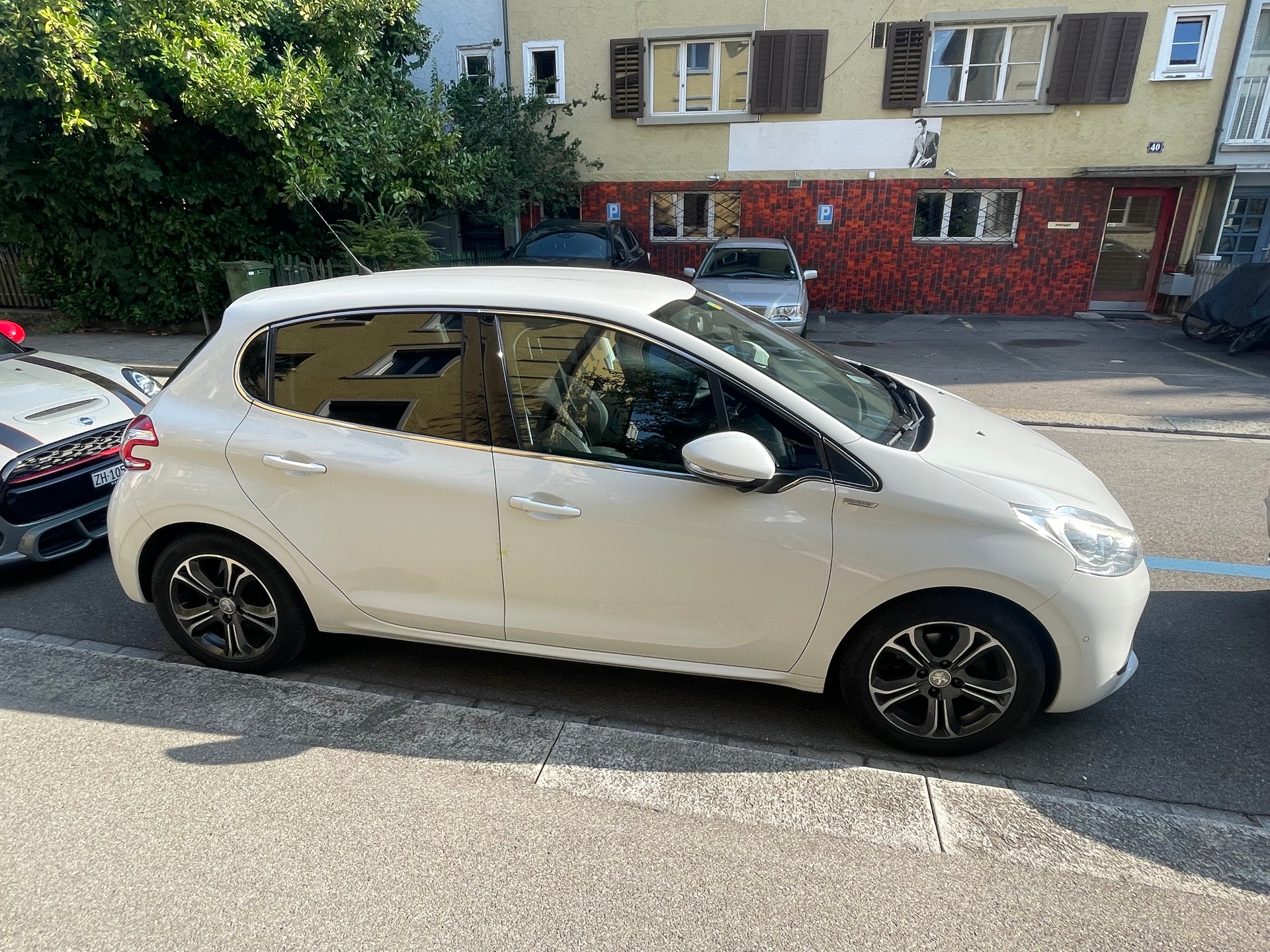 PEUGEOT 1.2 VTi Intuitive-image-3