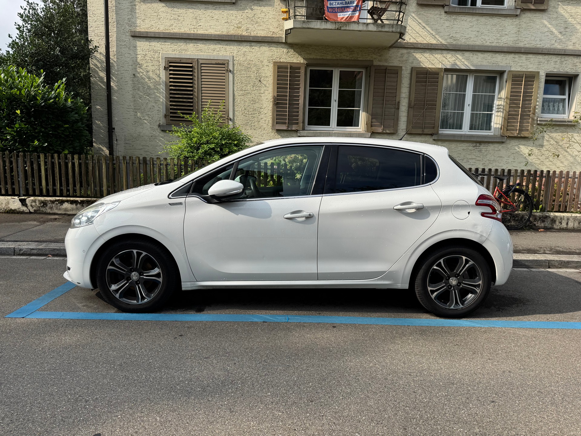 PEUGEOT 1.2 VTi Intuitive-image-0