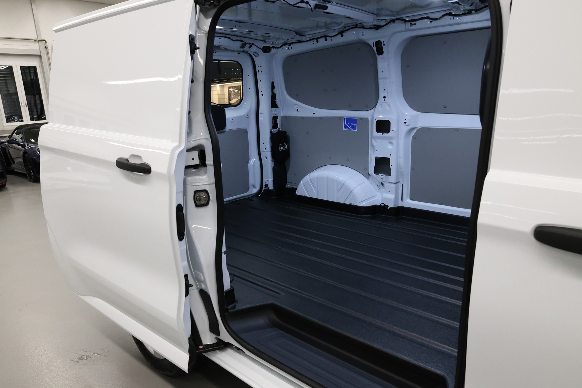 FORD Transit Custom Van 320 L1 2.0 EcoBlue 136 Trend 4x4-image-13