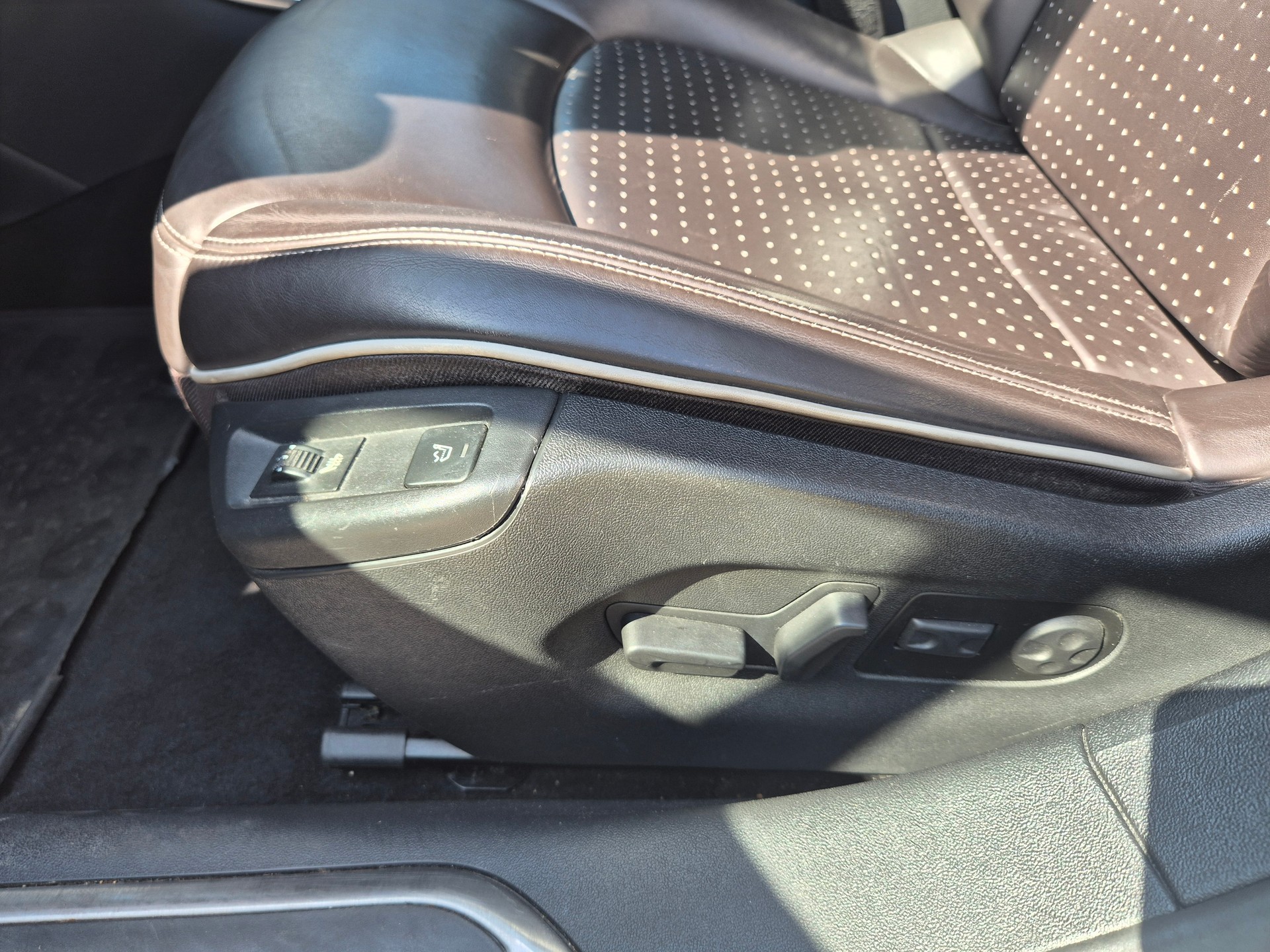 CITROEN C5 Berline 3.0 HDi V6 Exclusive Automatic-image-10