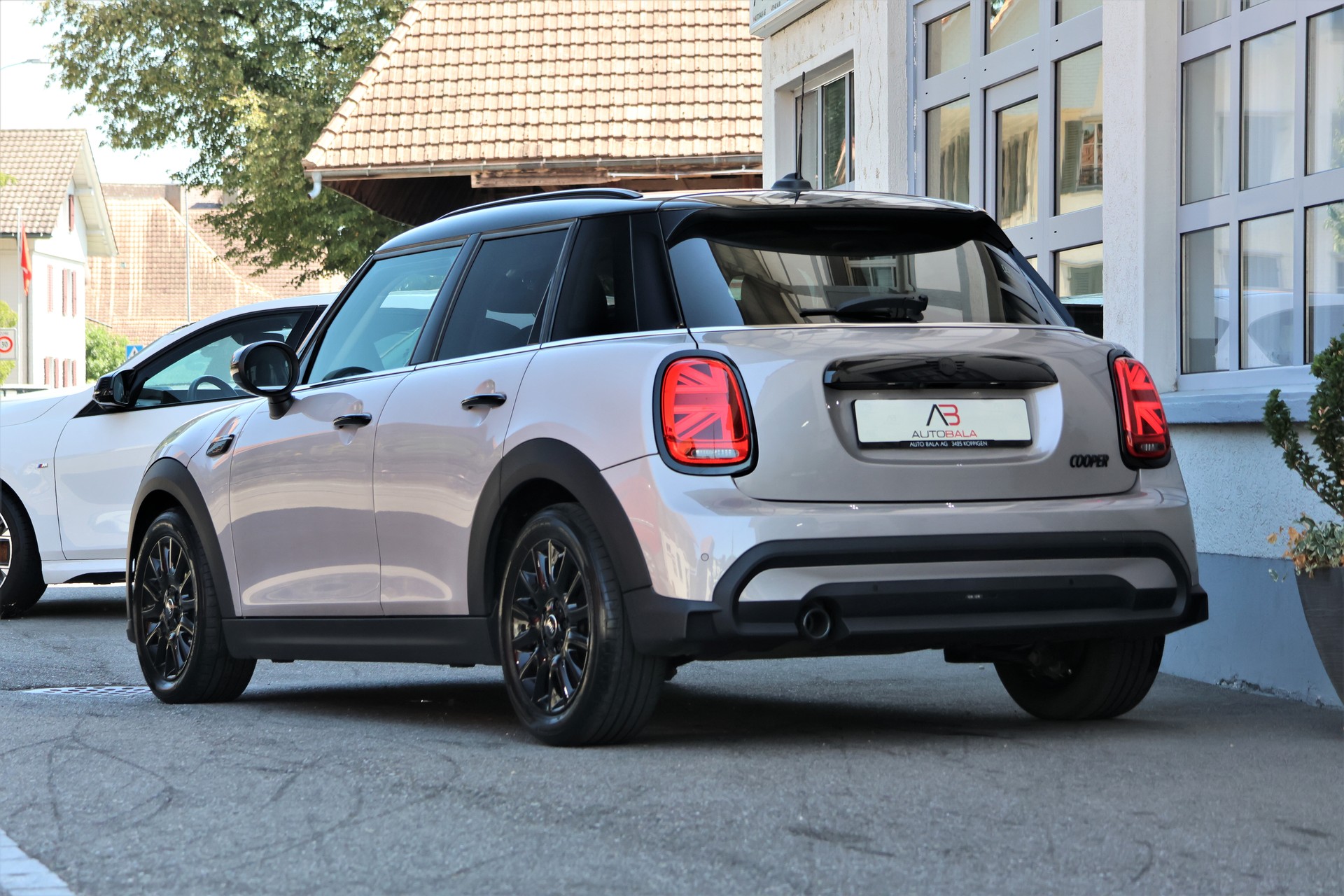 MINI Cooper (CH)-showroom-element-2