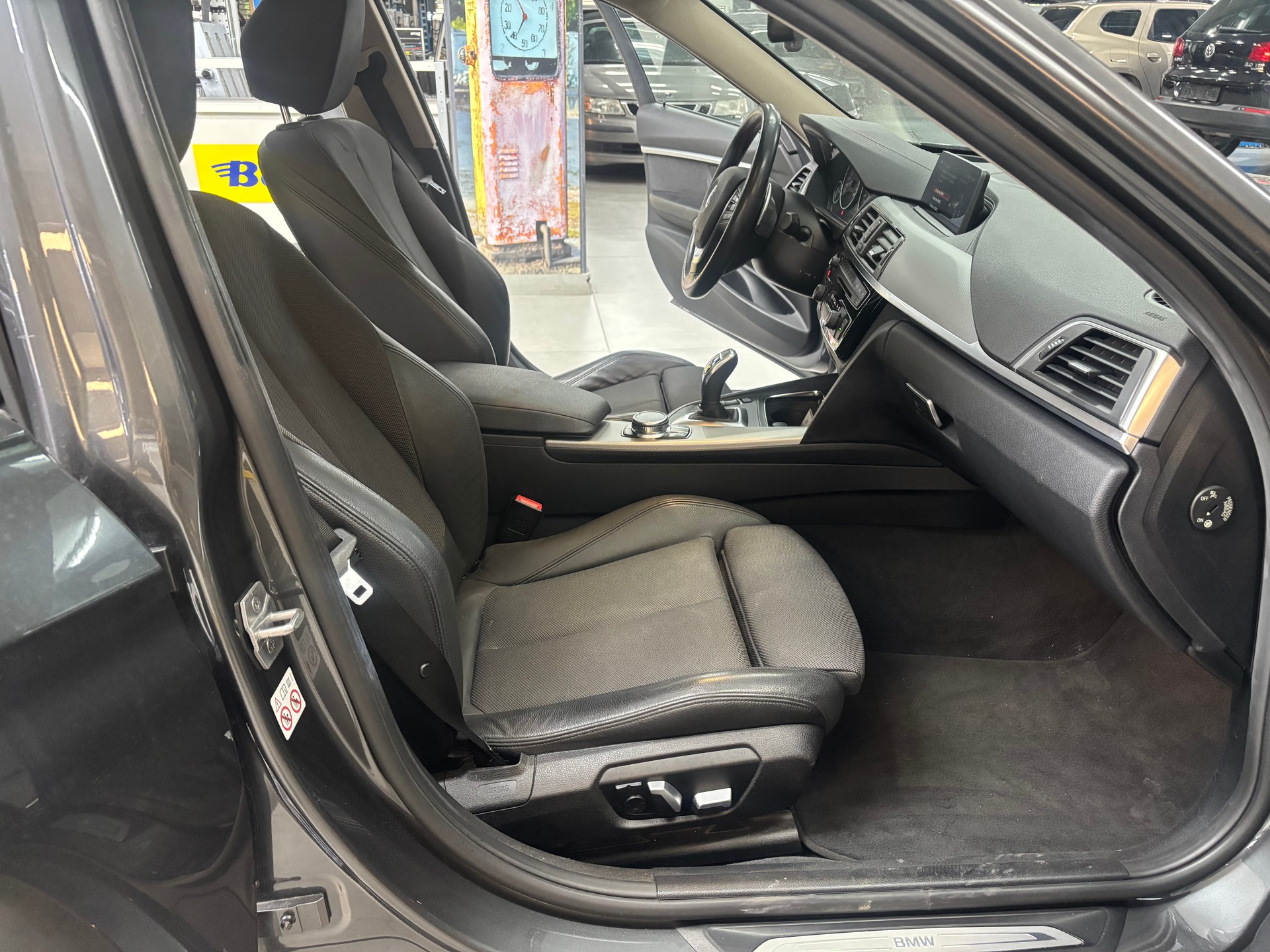 BMW 320d xDrive Touring Sport Line Steptronic-image-11
