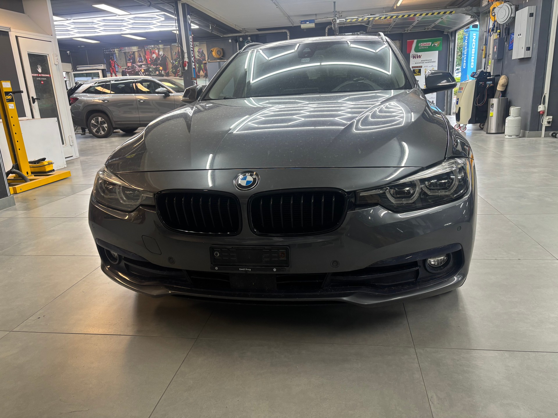 BMW 320d xDrive Touring Sport Line Steptronic-image-2