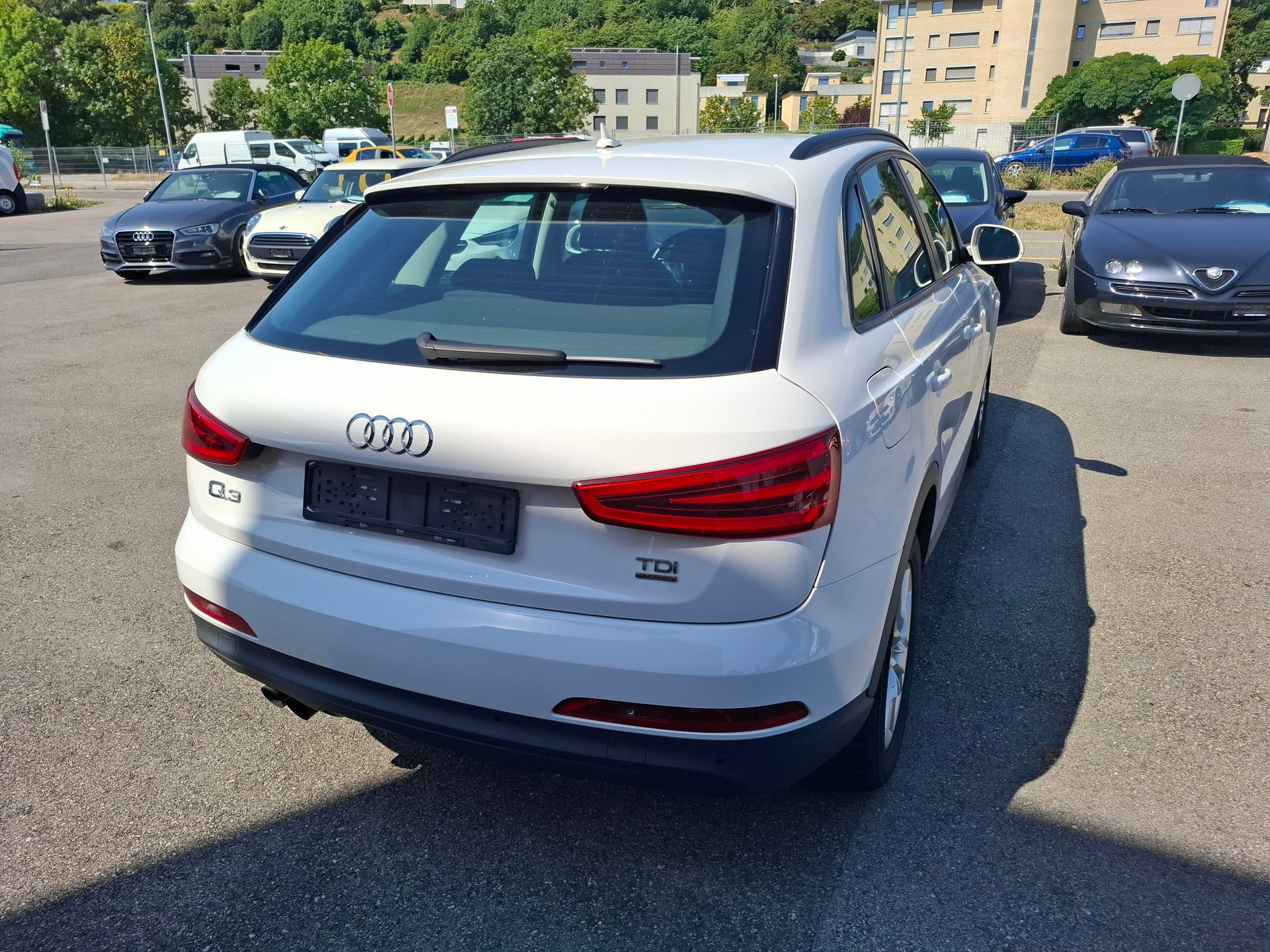 AUDI Q3 2.0 TDI quattro-image-1