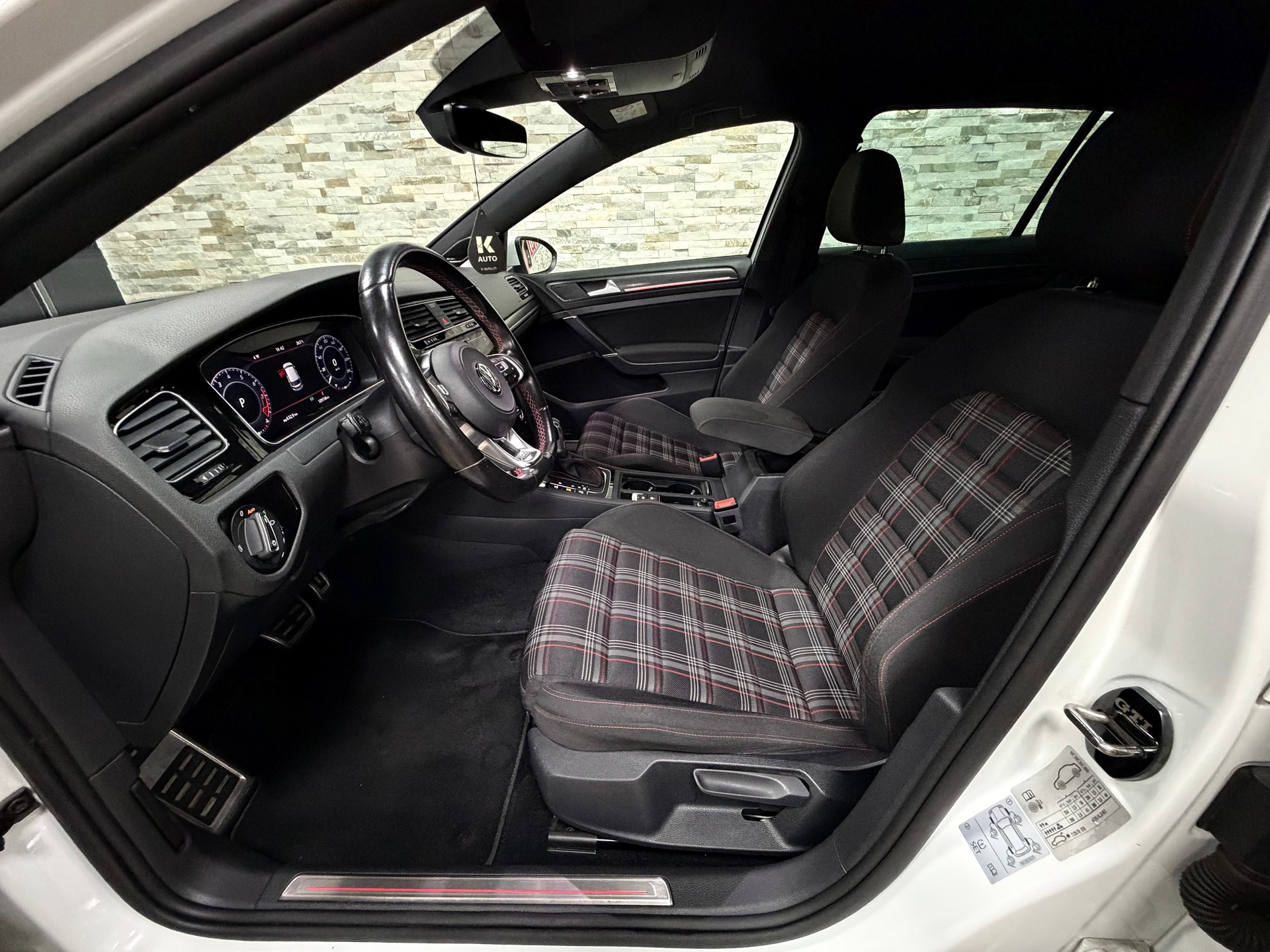 VW Golf 2.0 TSI GTI DSG-image-12