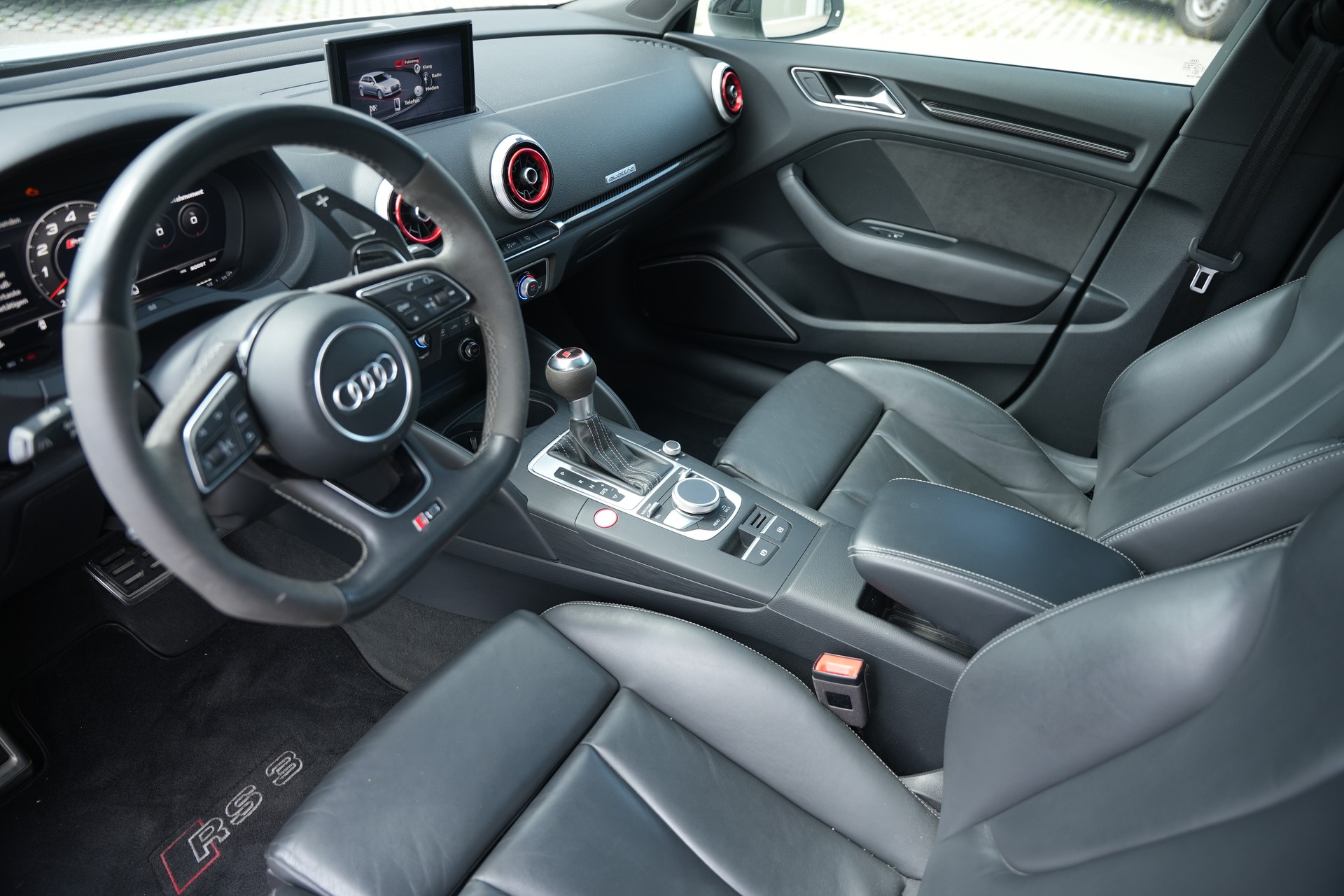 AUDI RS3 Sportback 2.5 TSI quattro S-tronic-image-4