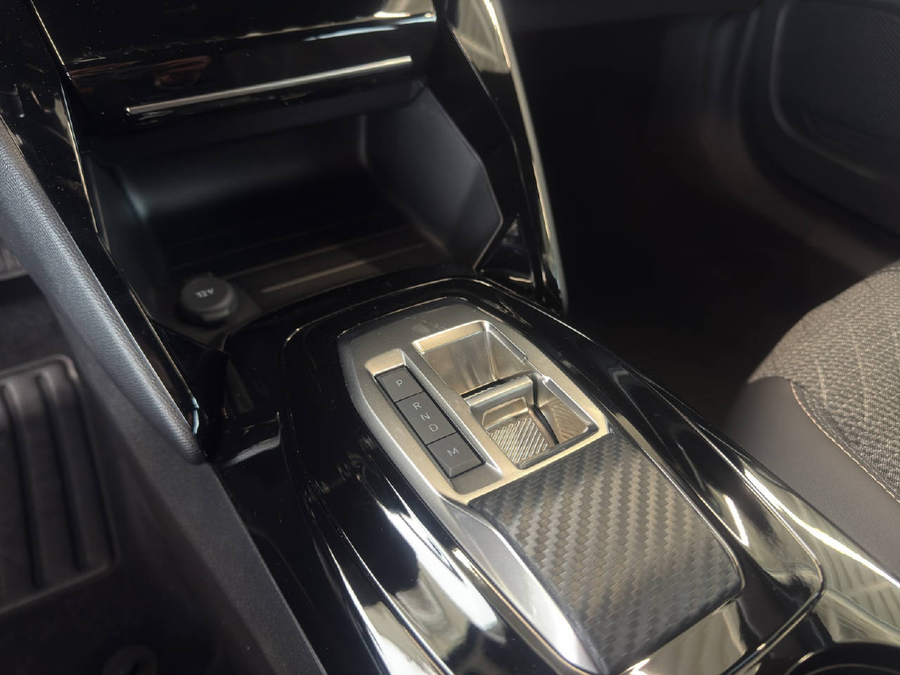 PEUGEOT 2008 1.2 Hybrid 145 Allure Premium-image-16