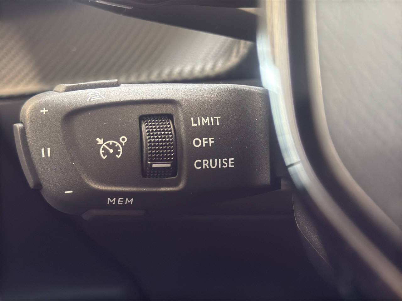 PEUGEOT 2008 1.2 Hybrid 145 Allure Premium-image-9