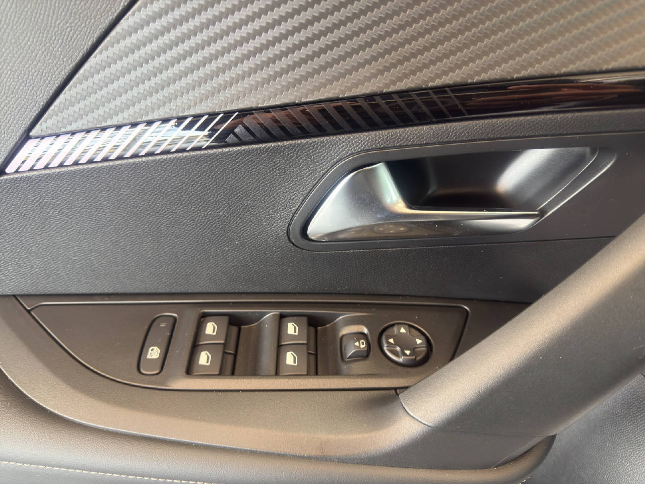 PEUGEOT 2008 1.2 Hybrid 145 Allure Premium-image-17