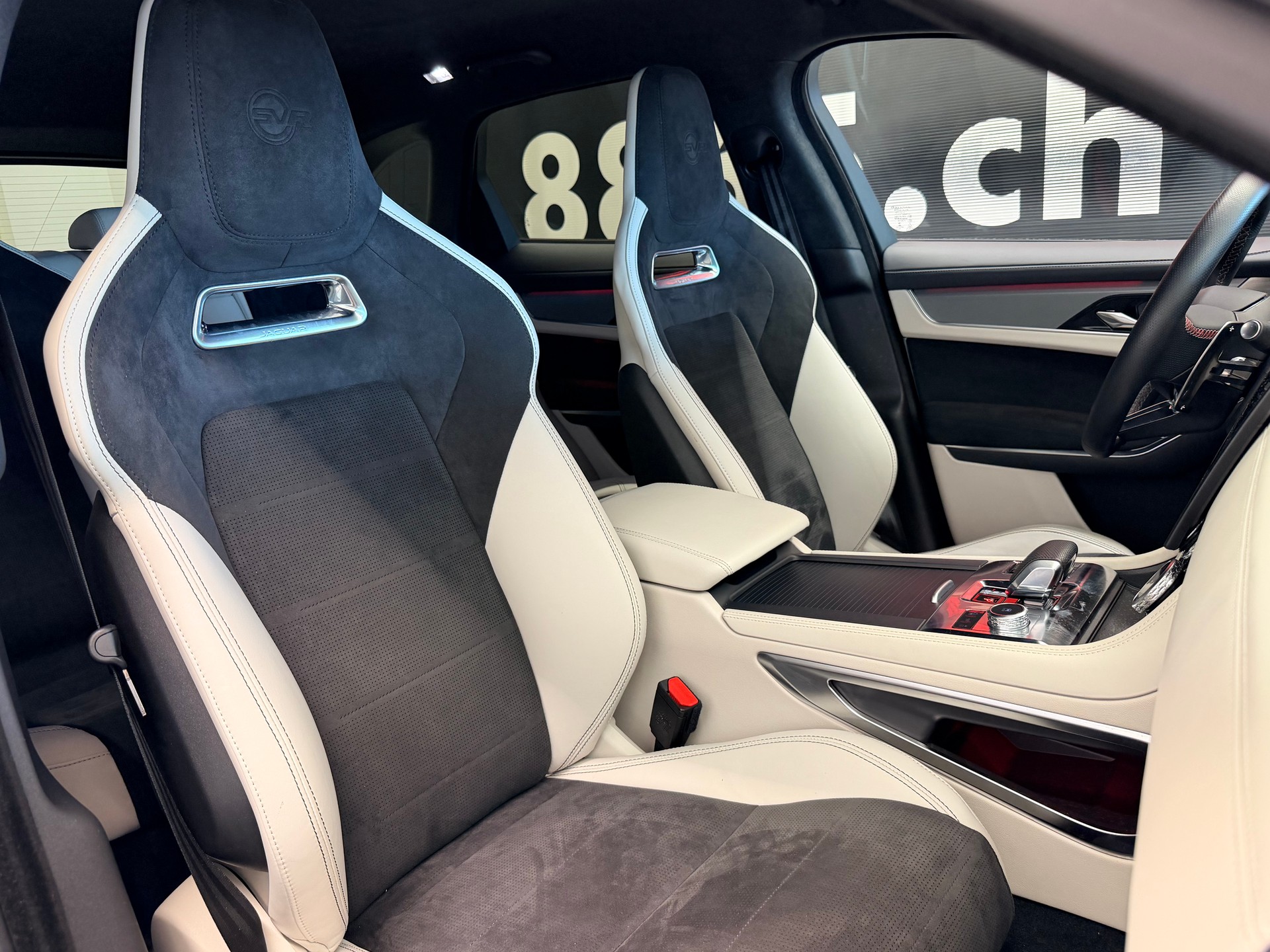 JAGUAR F-Pace 5.0 V8 SVR P550 AWD-image-25