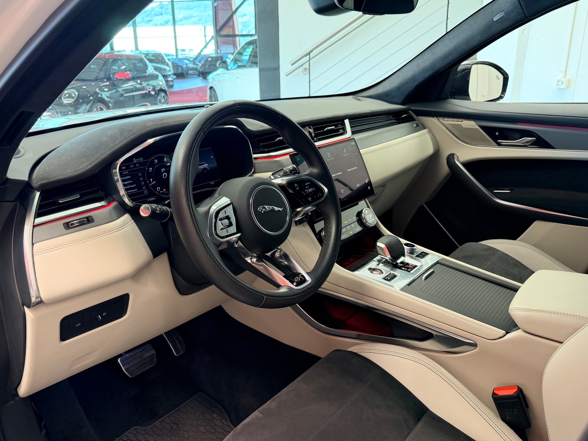 JAGUAR F-Pace 5.0 V8 SVR P550 AWD-image-12