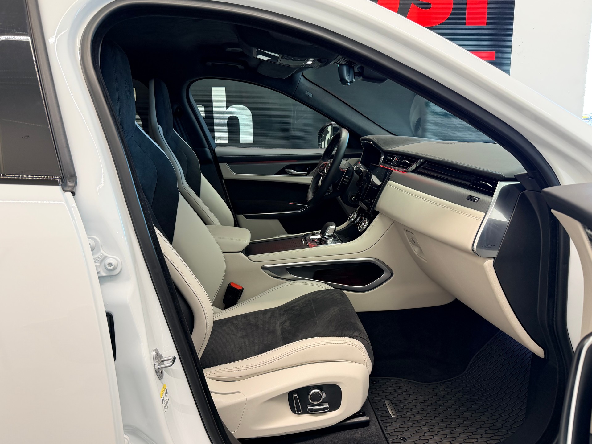 JAGUAR F-Pace 5.0 V8 SVR P550 AWD-image-24