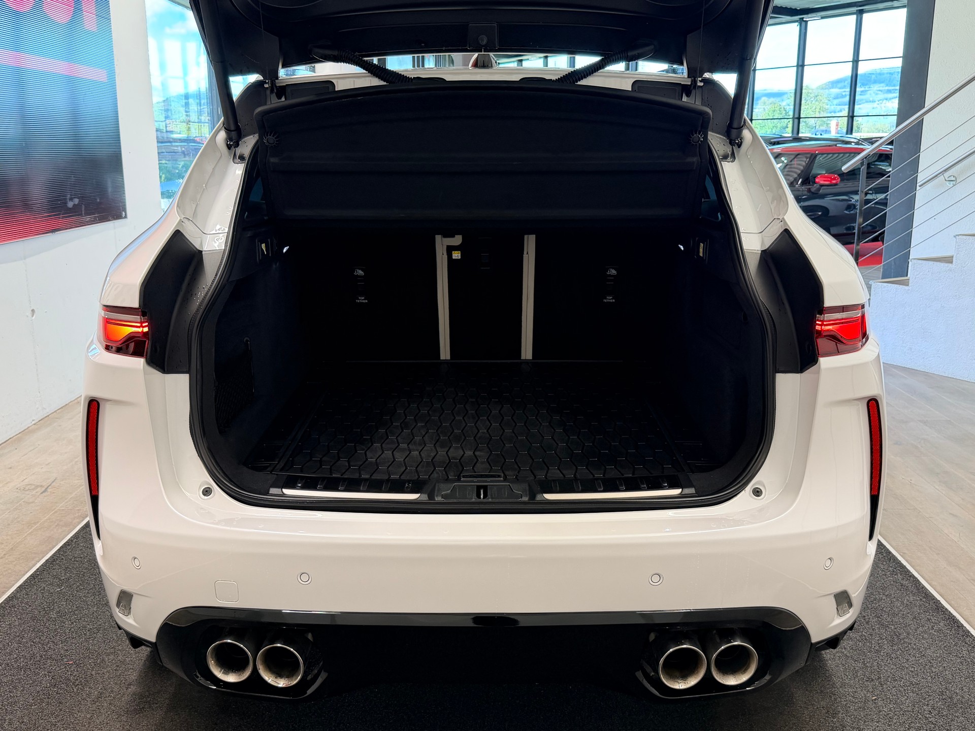 JAGUAR F-Pace 5.0 V8 SVR P550 AWD-image-11