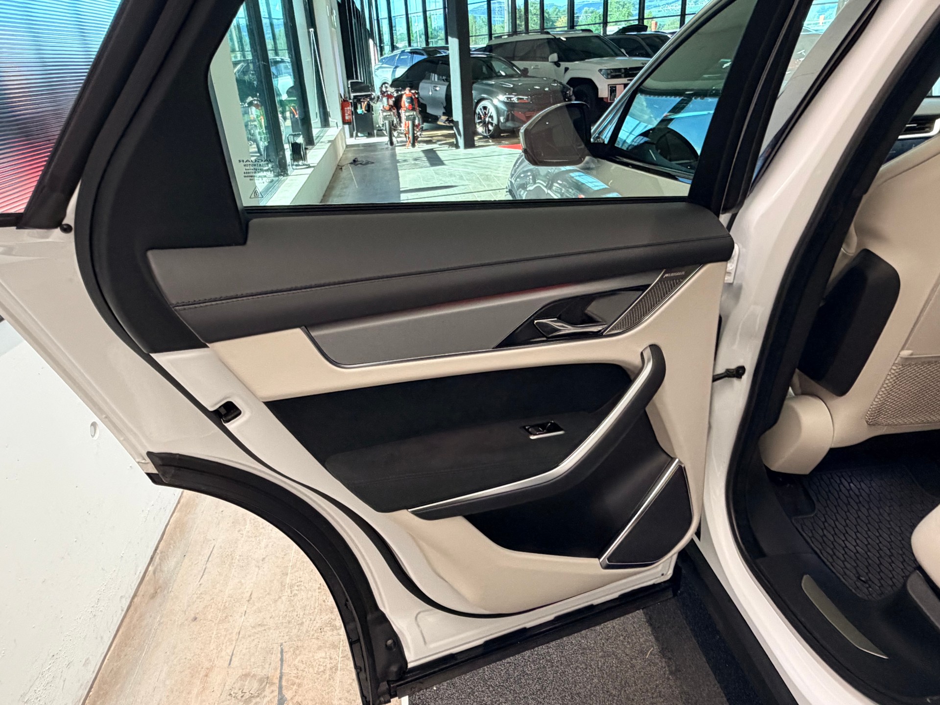 JAGUAR F-Pace 5.0 V8 SVR P550 AWD-image-20