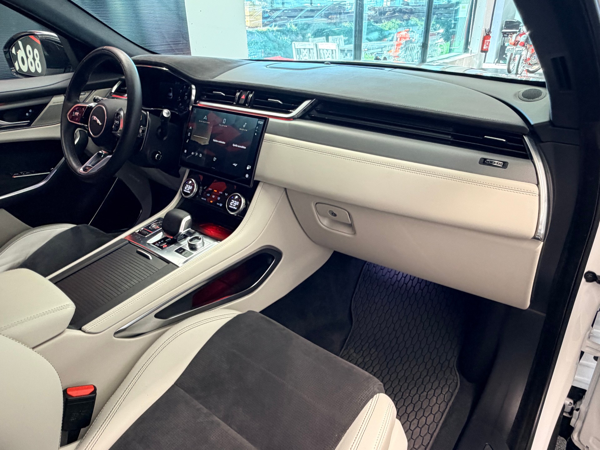 JAGUAR F-Pace 5.0 V8 SVR P550 AWD-image-21