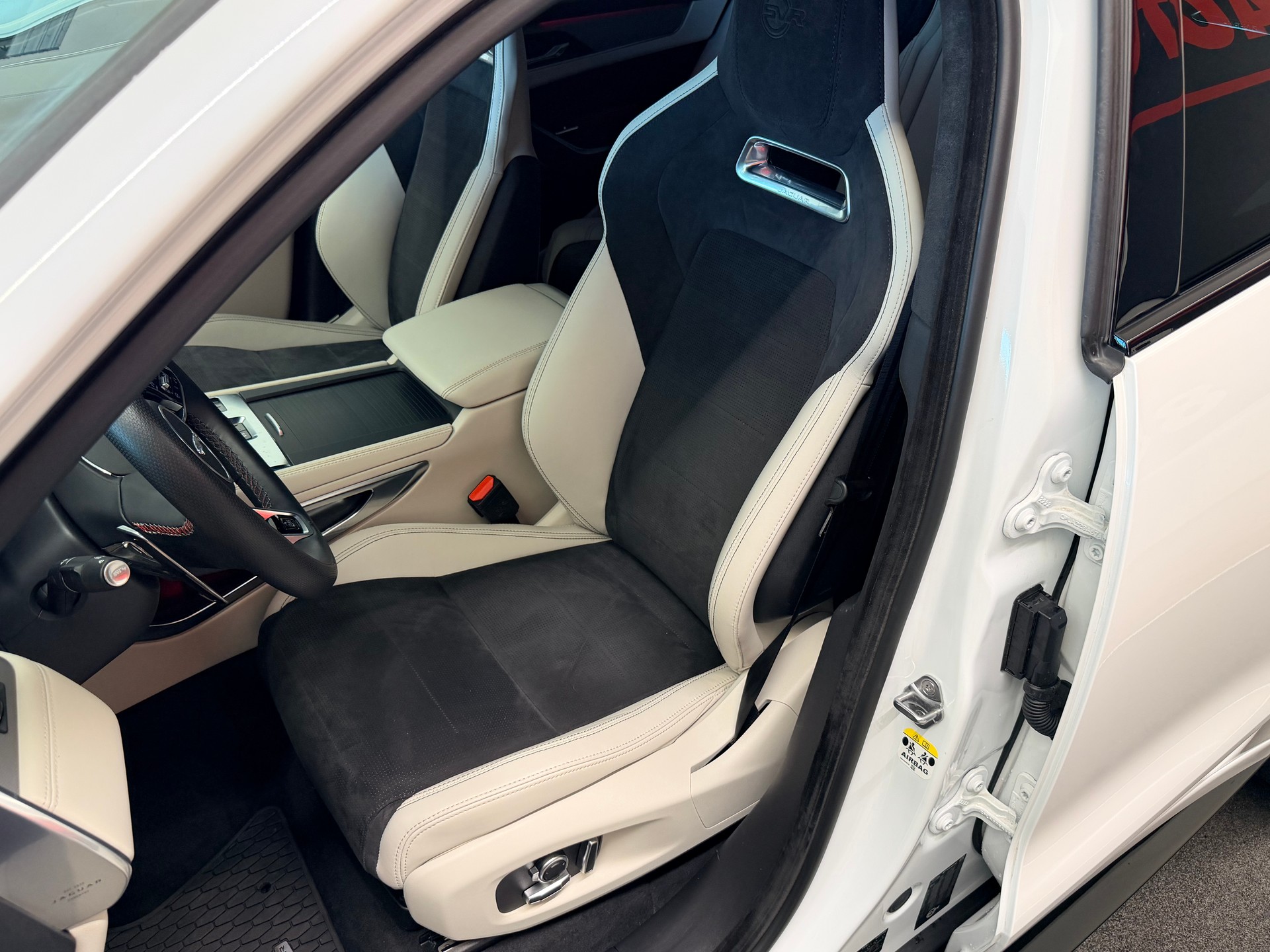 JAGUAR F-Pace 5.0 V8 SVR P550 AWD-image-16
