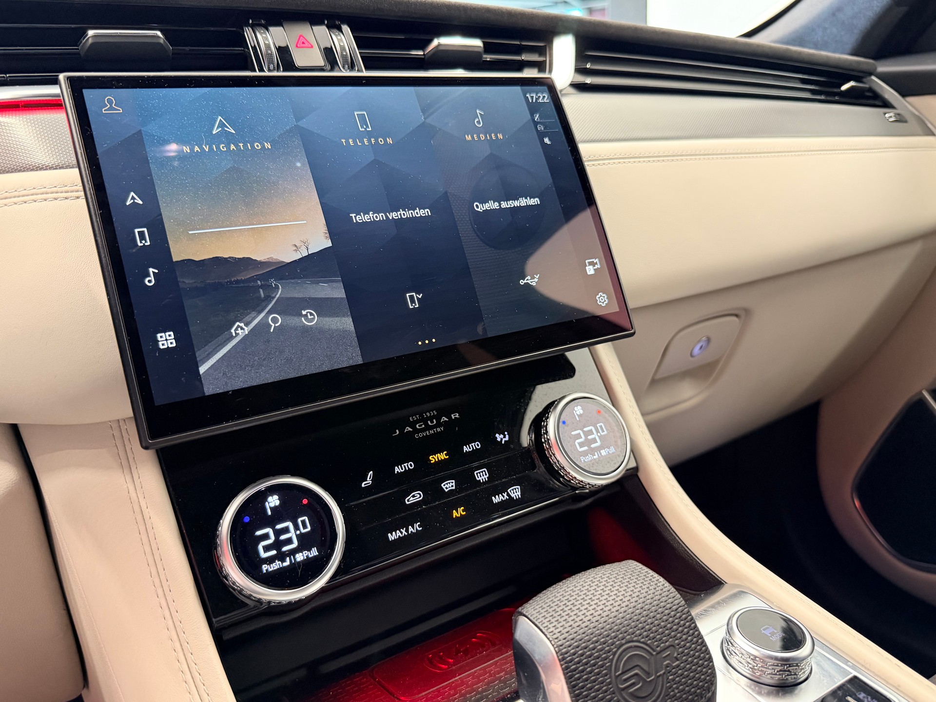 JAGUAR F-Pace 5.0 V8 SVR P550 AWD-image-27