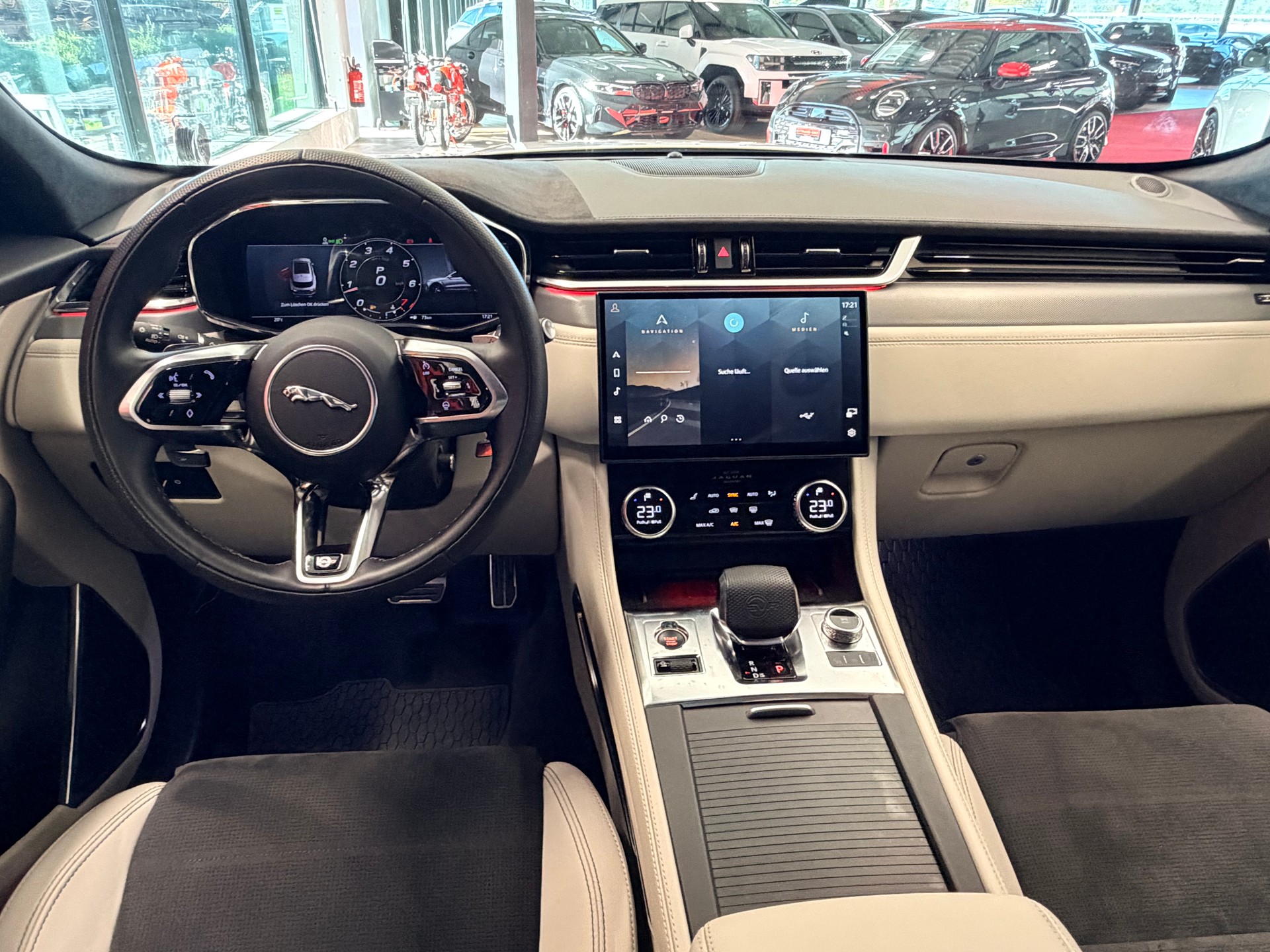 JAGUAR F-Pace 5.0 V8 SVR P550 AWD-image-19