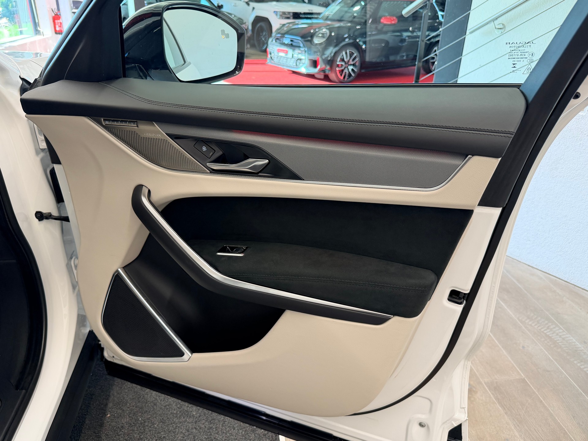 JAGUAR F-Pace 5.0 V8 SVR P550 AWD-image-23