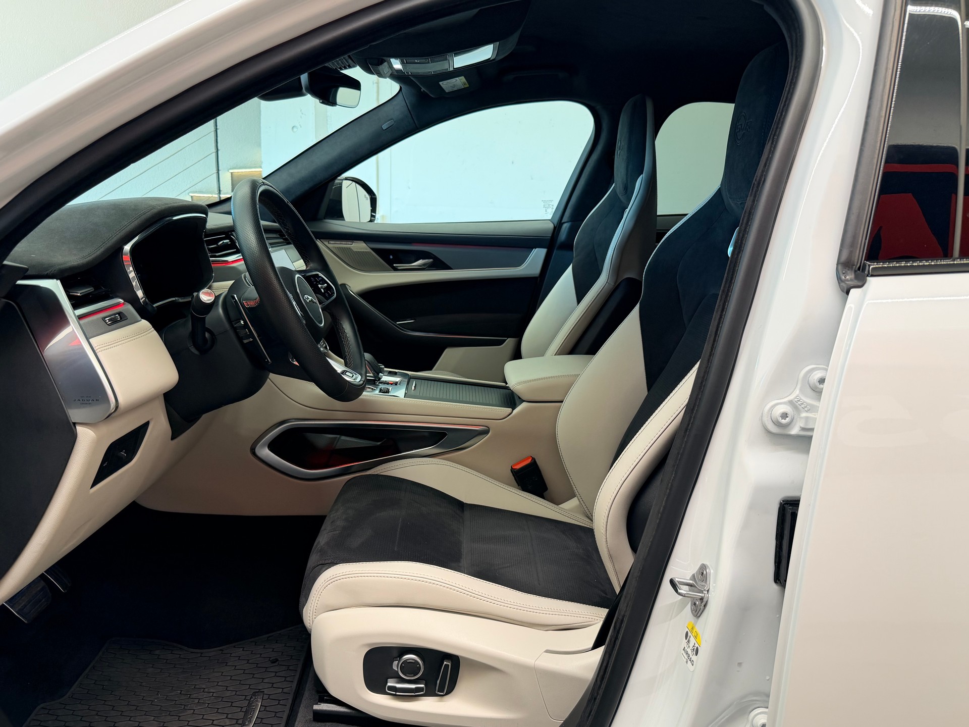 JAGUAR F-Pace 5.0 V8 SVR P550 AWD-image-15