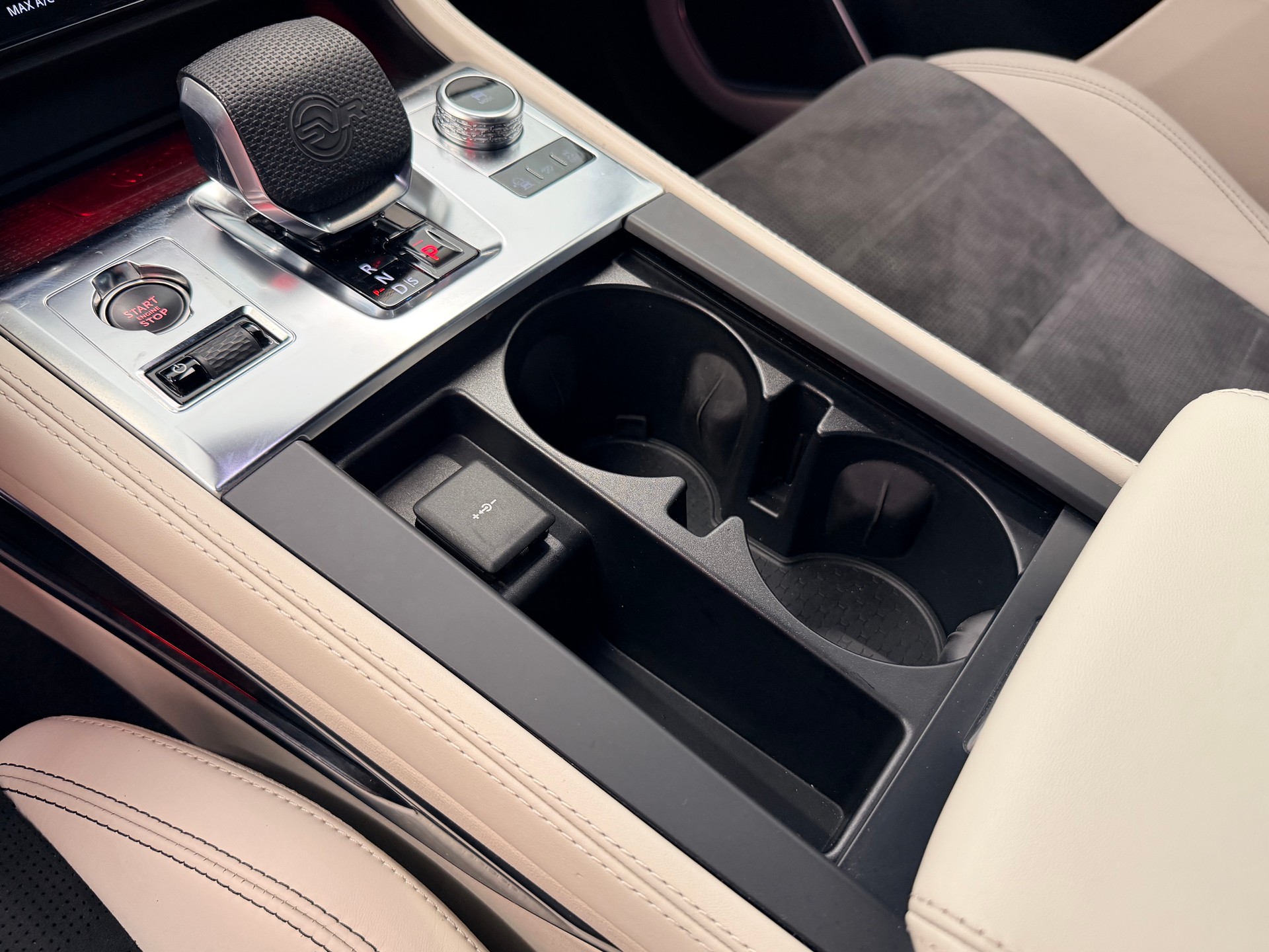 JAGUAR F-Pace 5.0 V8 SVR P550 AWD-image-26