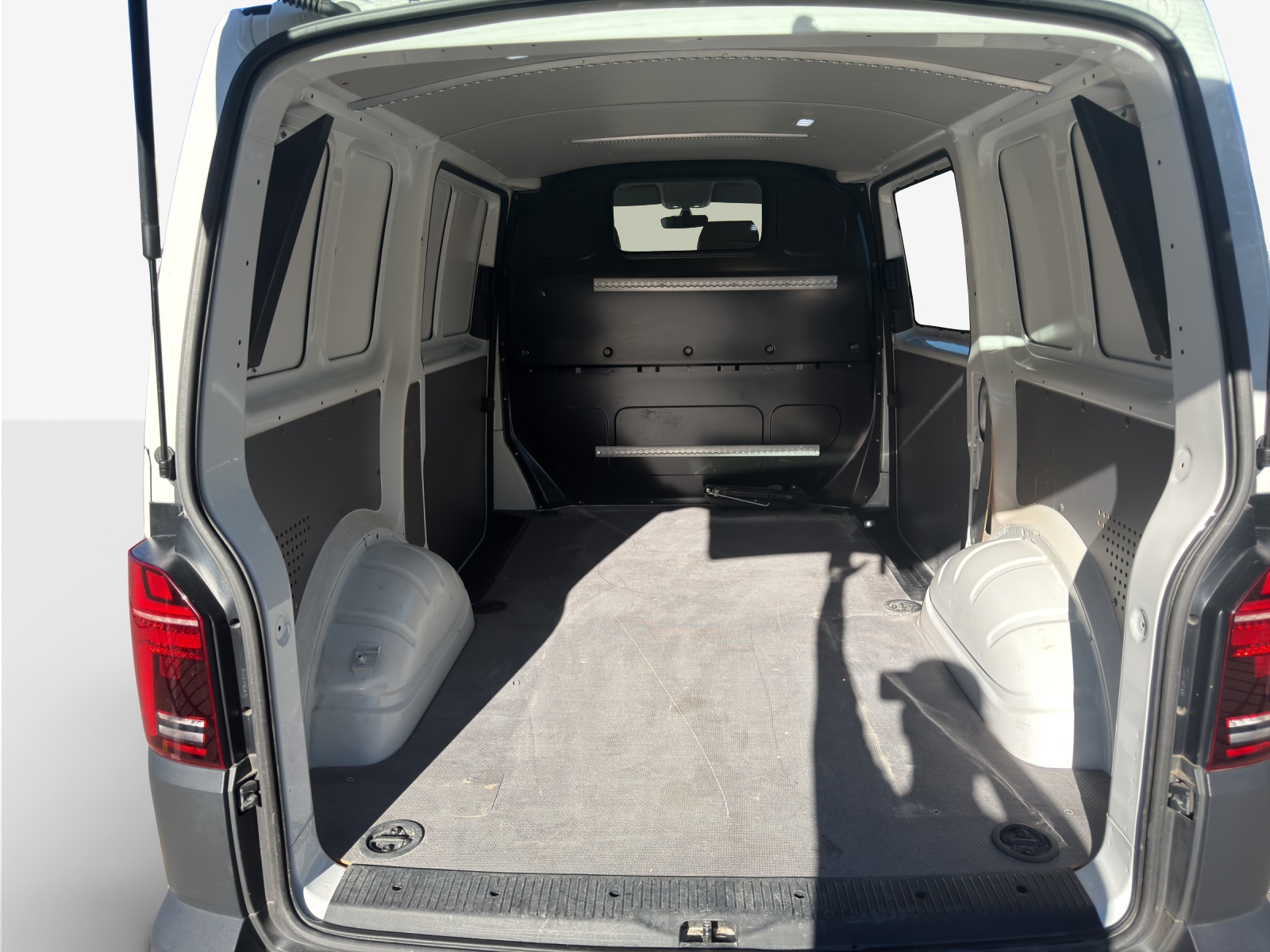 VW T6.1 2.0 TDI DSG-image-12