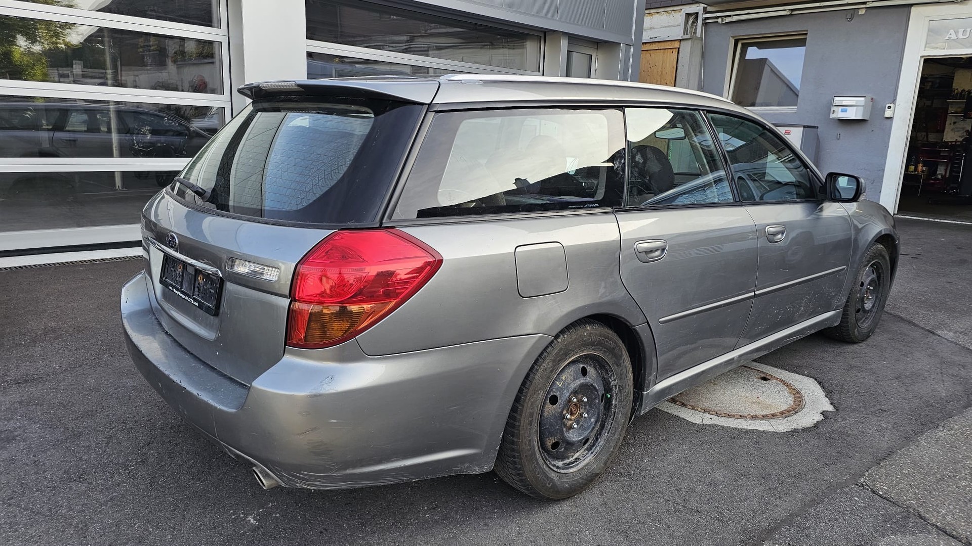 SUBARU Legacy 2.0R AWD Swiss-image-5