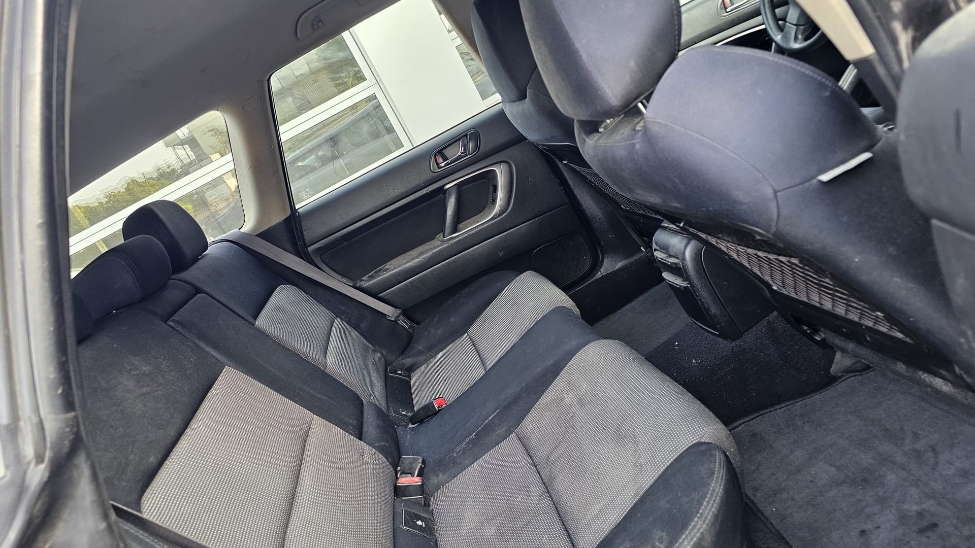 SUBARU Legacy 2.0R AWD Swiss-image-9