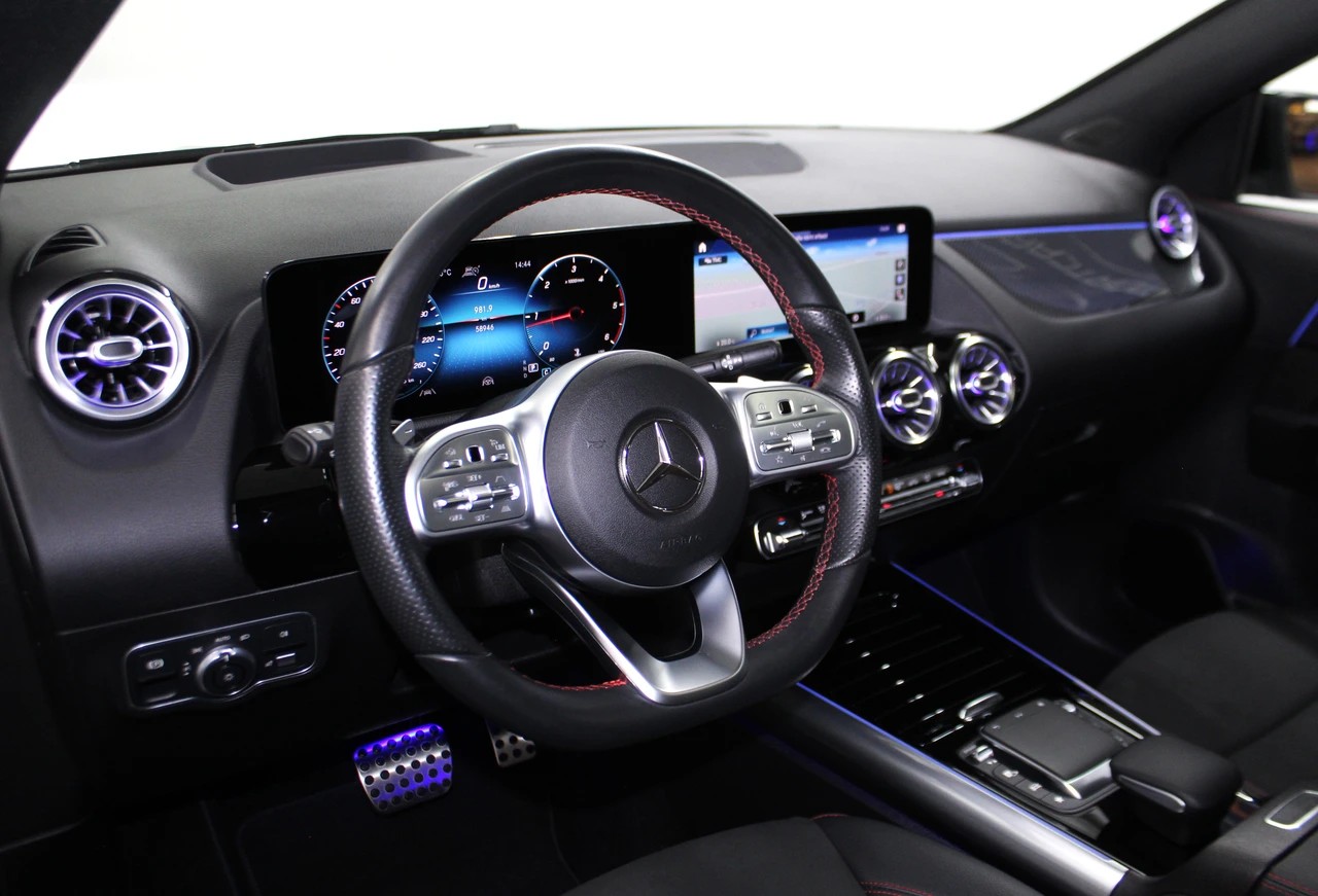 MERCEDES-BENZ GLA 220d 4Matic AMG Line 8G-DCT Sport-Paket Black / CH-Fahrzeug-image-10