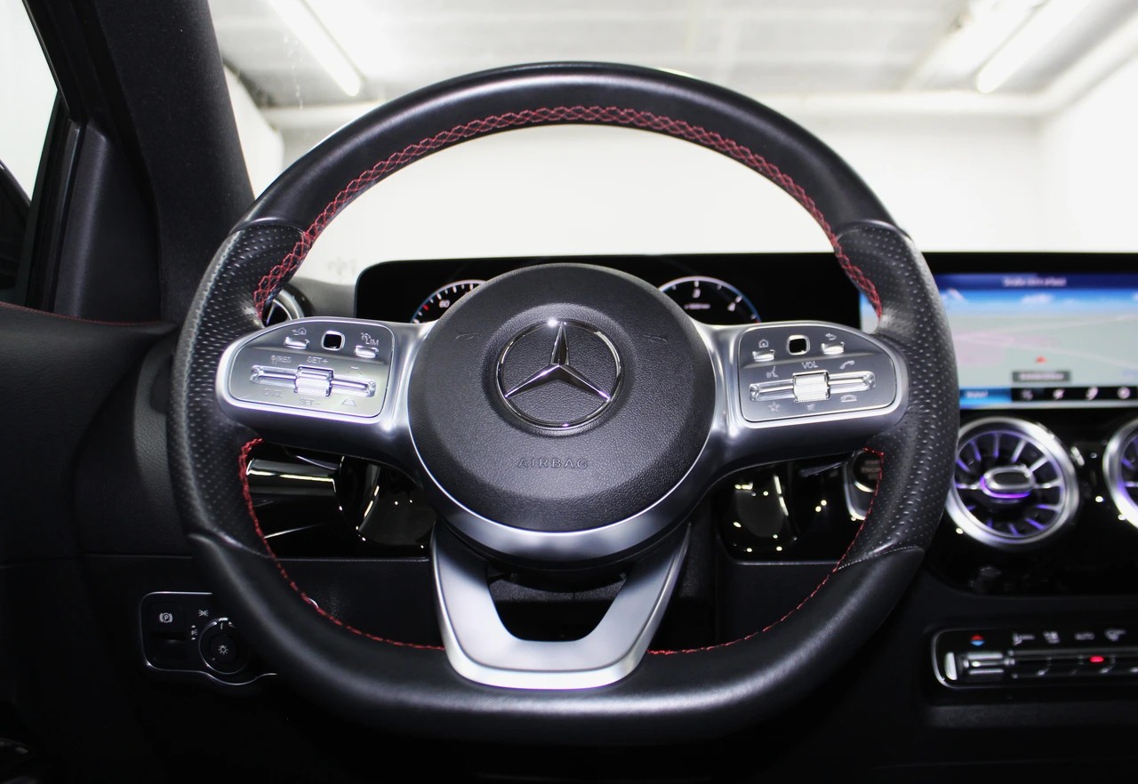 MERCEDES-BENZ GLA 220d 4Matic AMG Line 8G-DCT Sport-Paket Black / CH-Fahrzeug-image-13