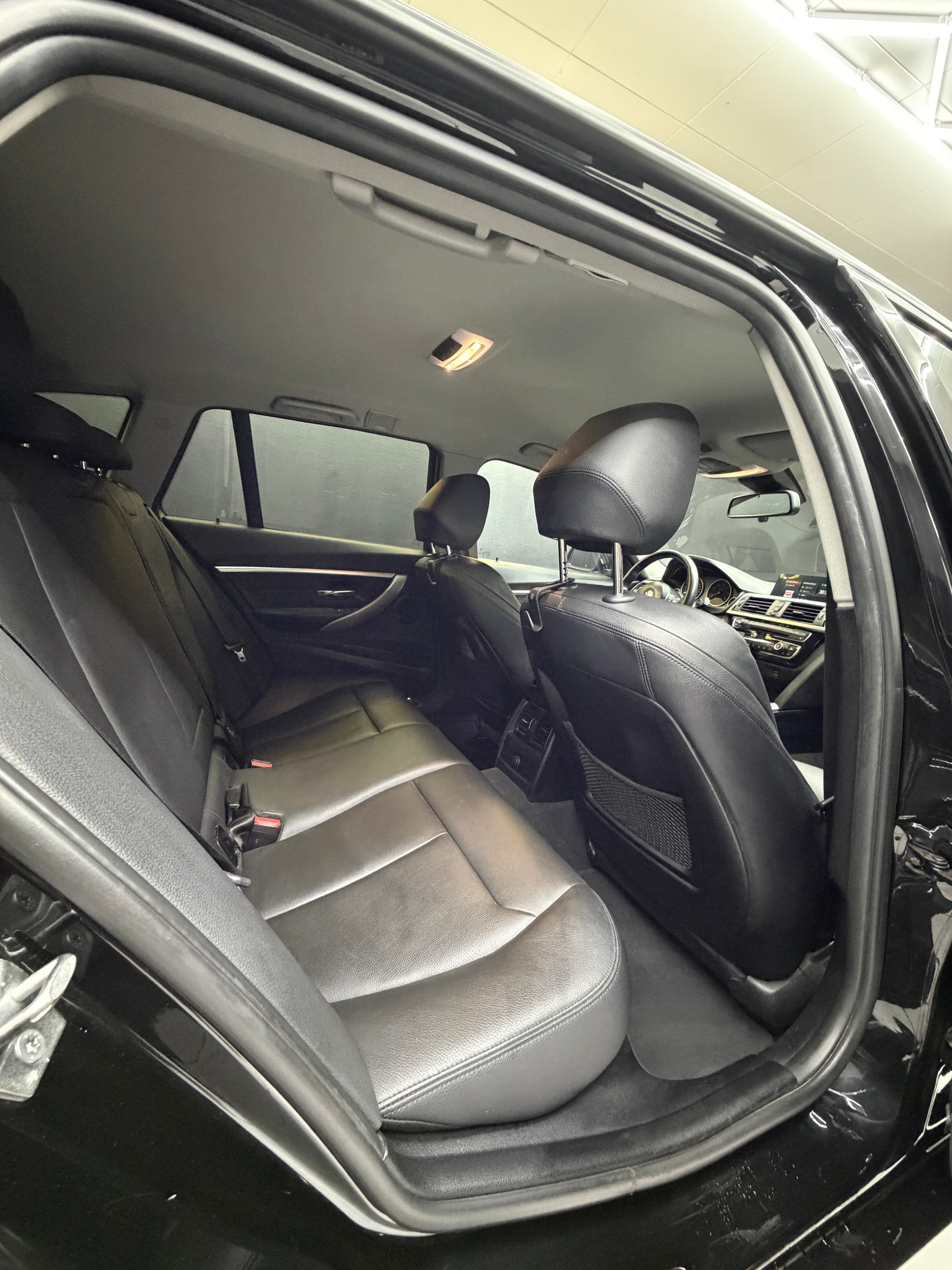 BMW 320d xDrive Touring Edition M Sport Steptronic-image-11