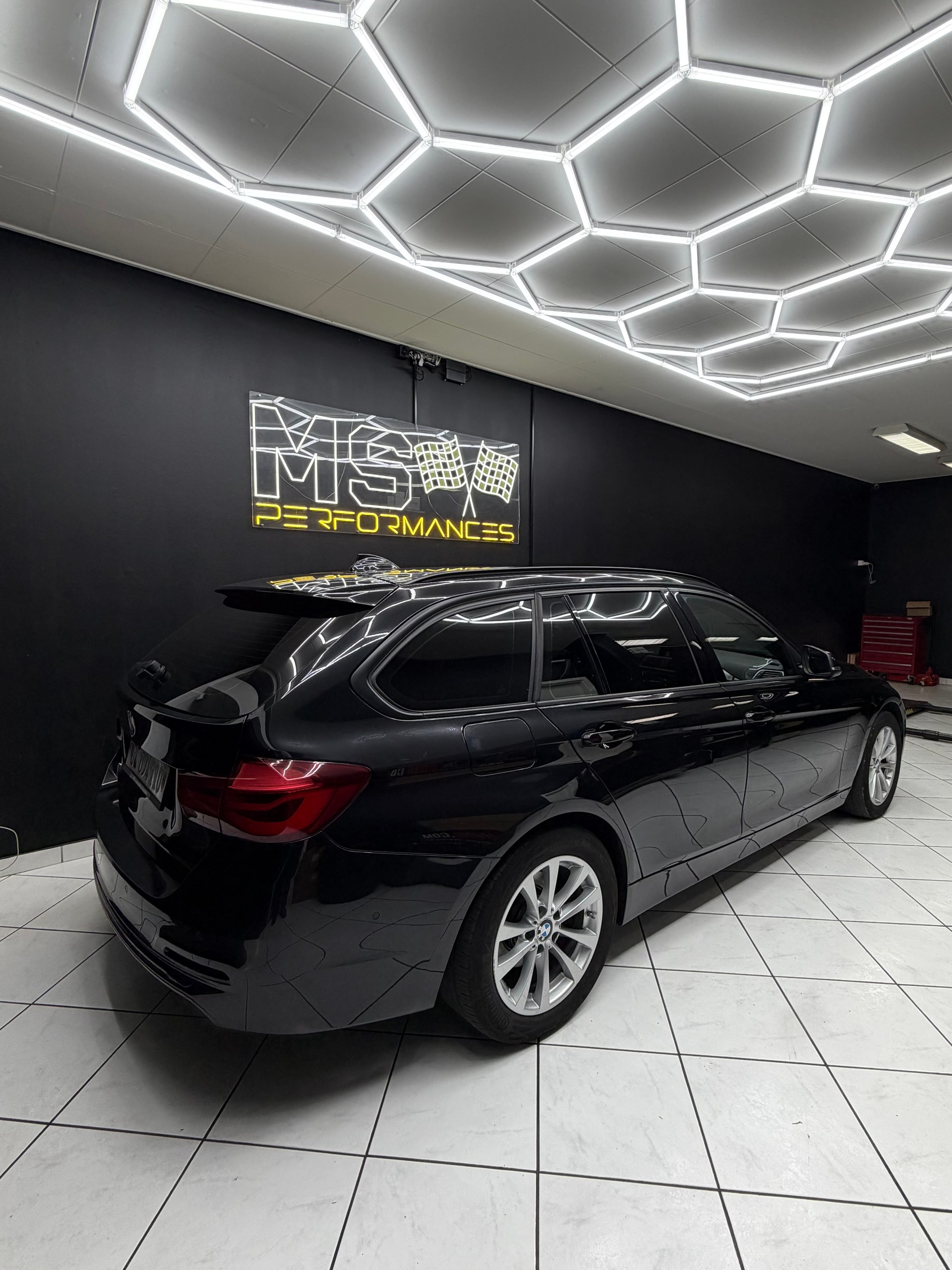 BMW 320d xDrive Touring Edition M Sport Steptronic-image-5