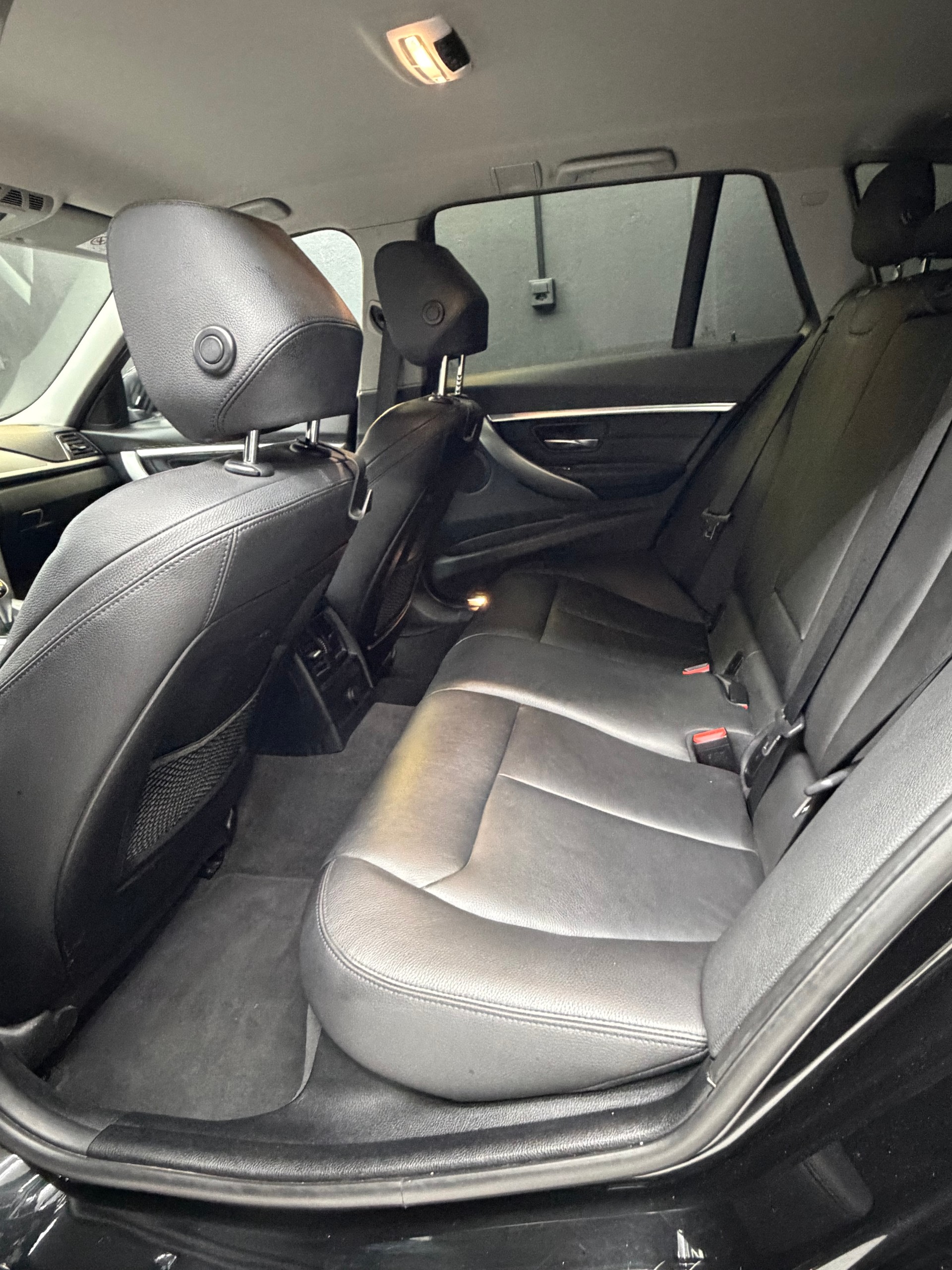 BMW 320d xDrive Touring Edition M Sport Steptronic-image-9