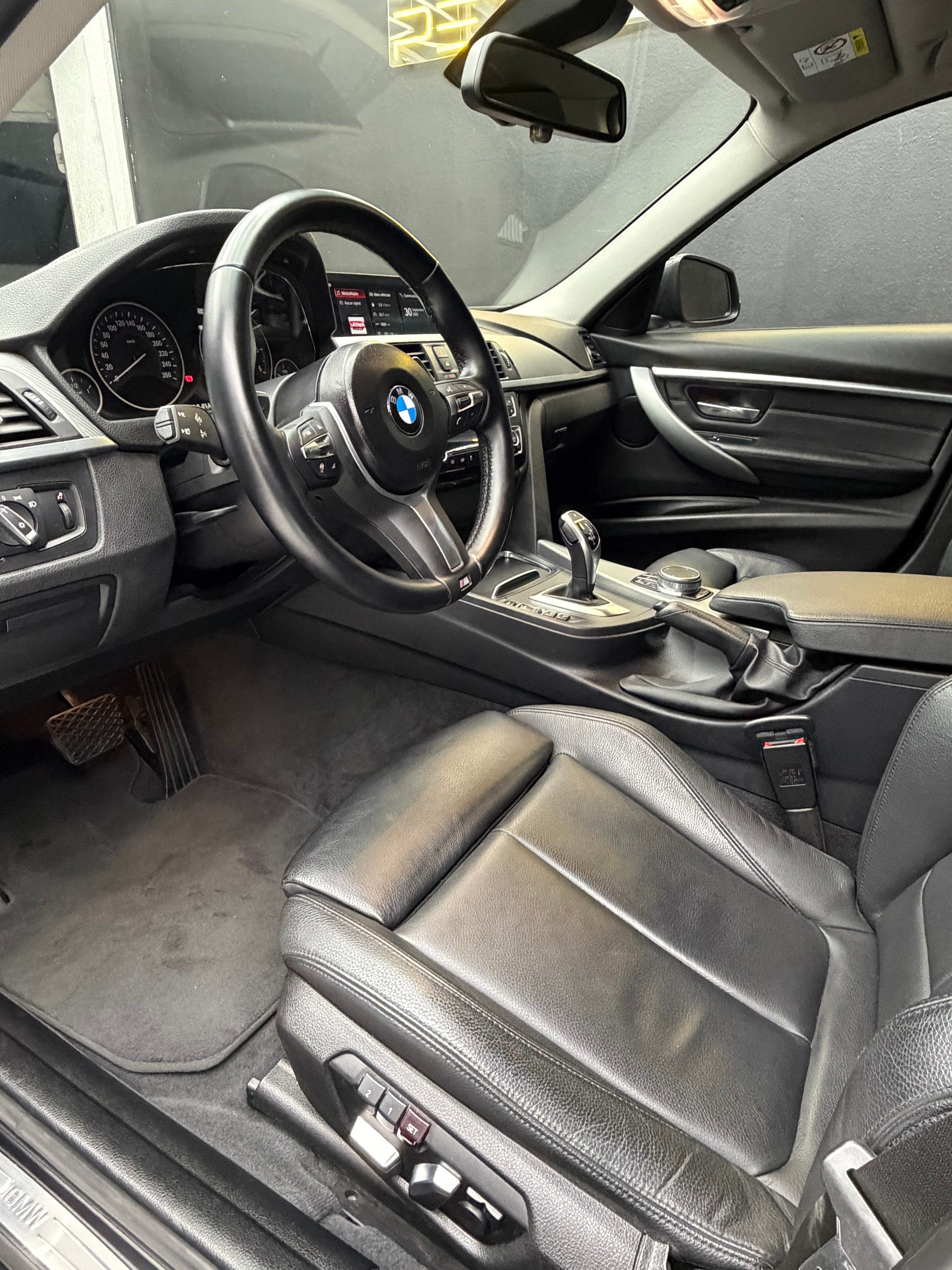 BMW 320d xDrive Touring Edition M Sport Steptronic-image-7