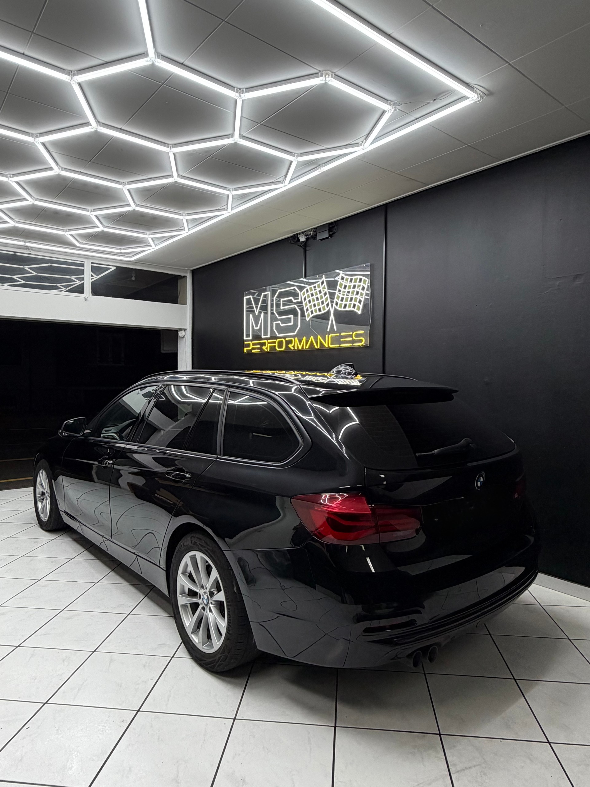 BMW 320d xDrive Touring Edition M Sport Steptronic-image-4