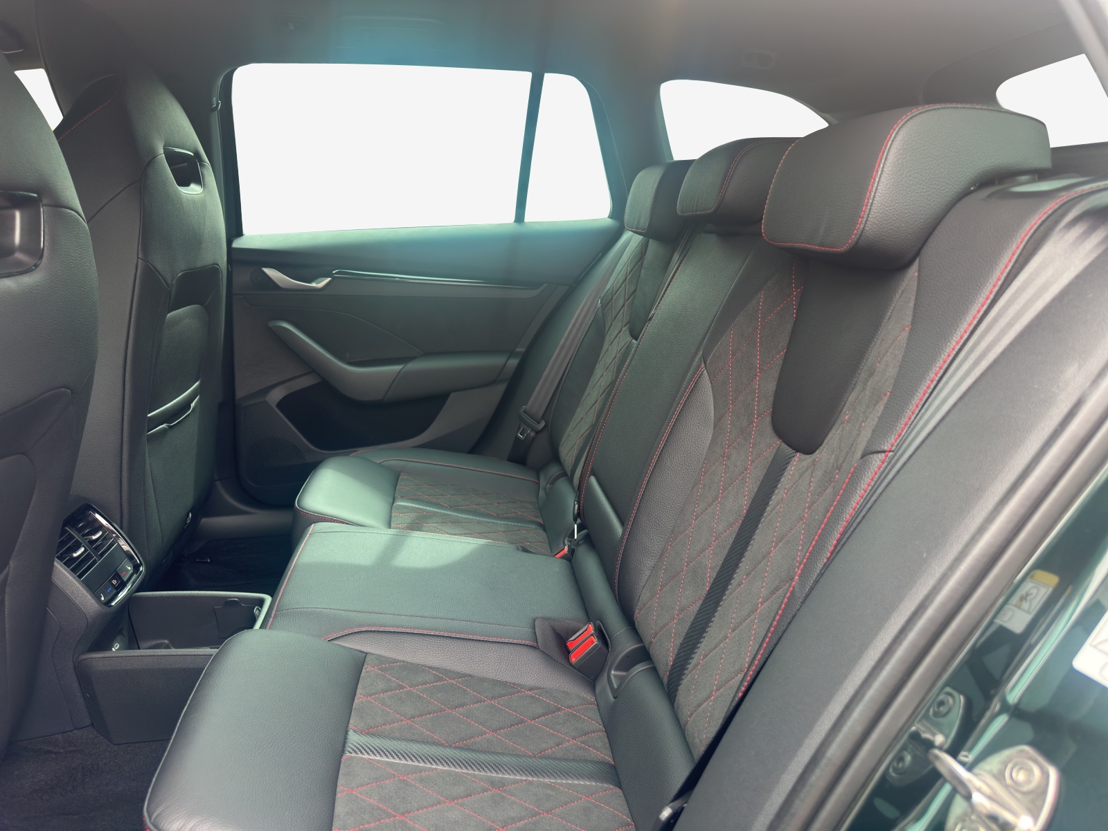 SKODA Octavia Combi 2.0 TSI DSG RS 30 Years Edition-image-11