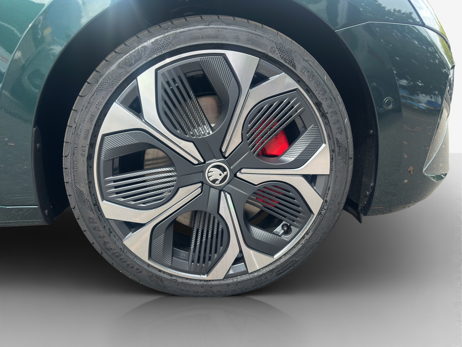 SKODA Octavia Combi 2.0 TSI DSG RS 30 Years Edition-image-14