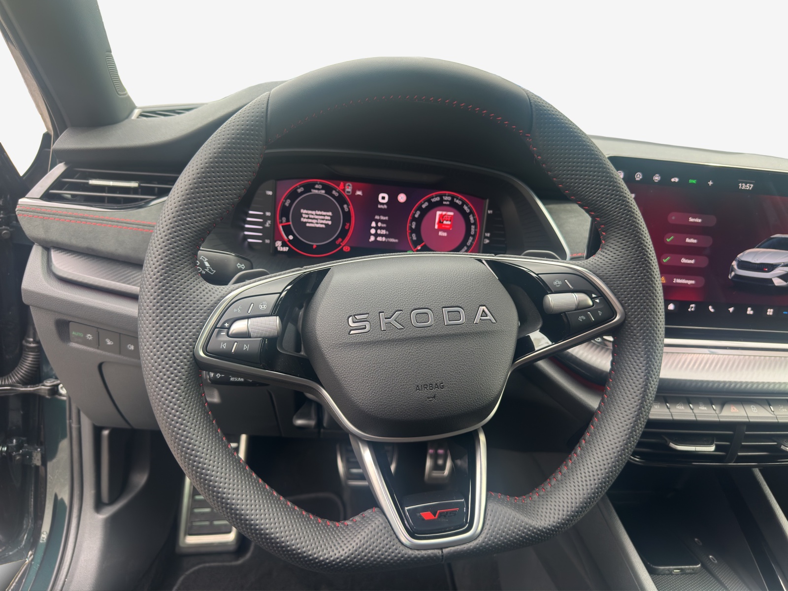 SKODA Octavia Combi 2.0 TSI DSG RS 30 Years Edition-image-9