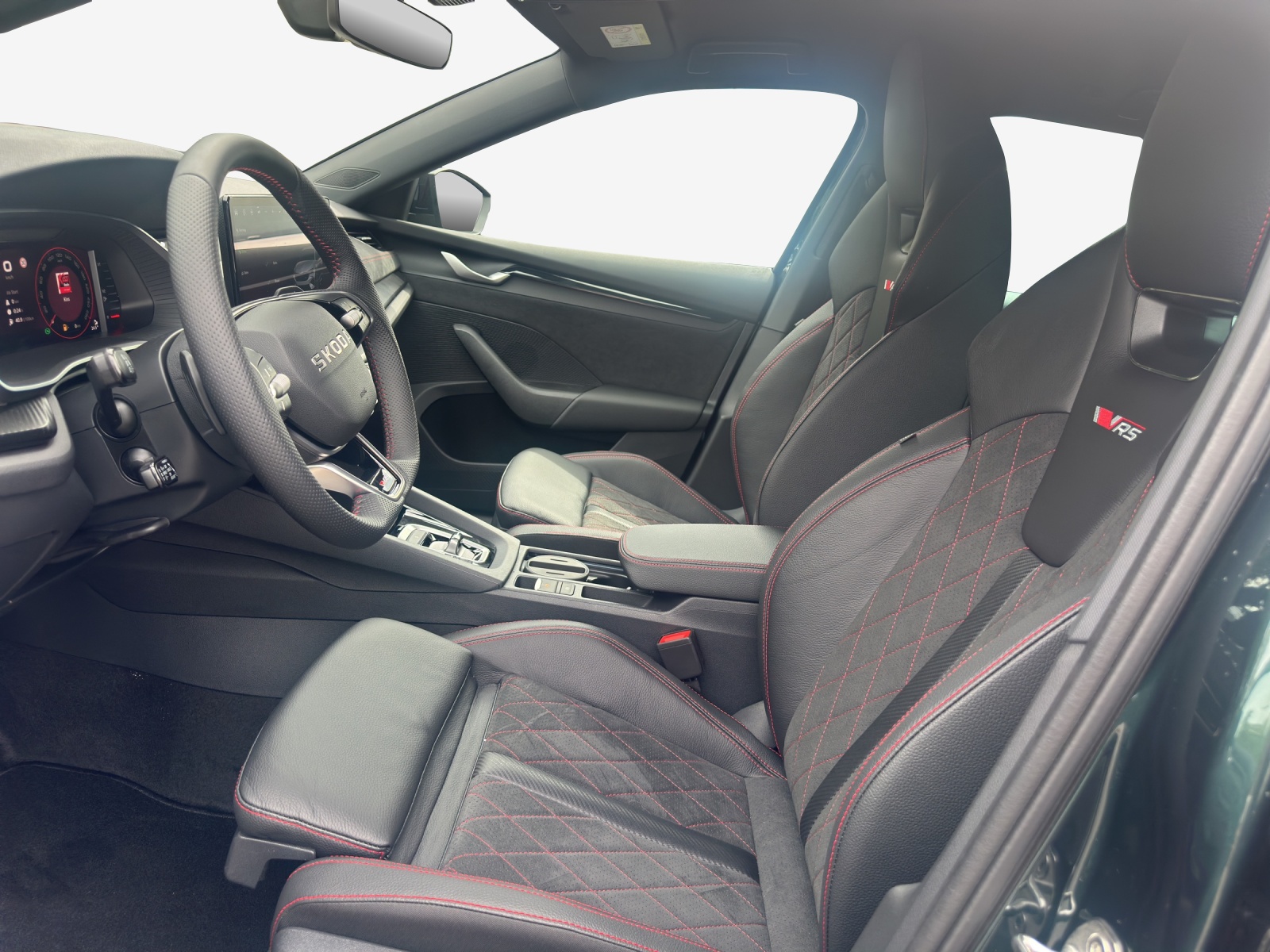 SKODA Octavia Combi 2.0 TSI DSG RS 30 Years Edition-image-7