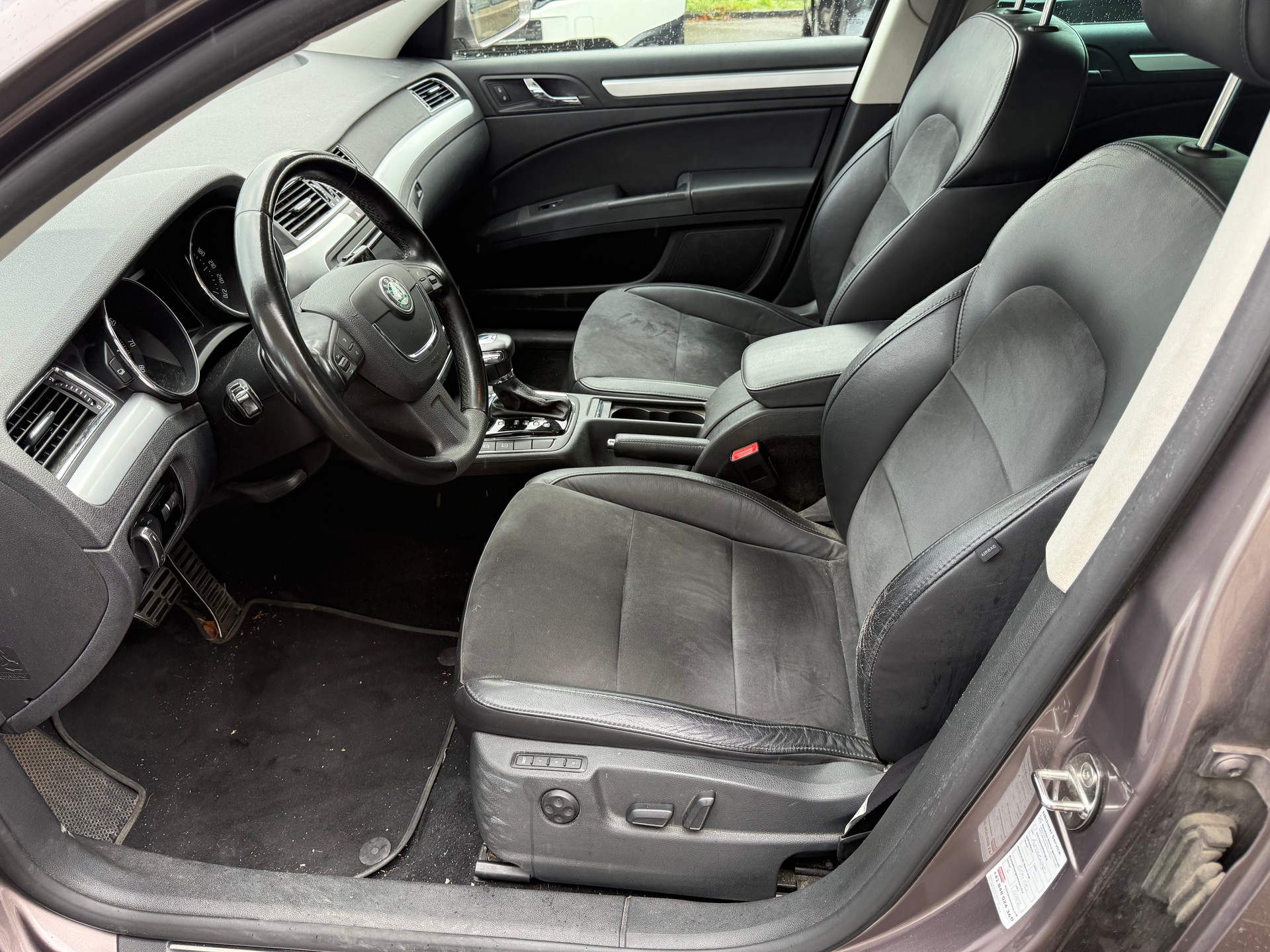 SKODA Superb Combi 1.8 TSI Elegance DSG-image-8