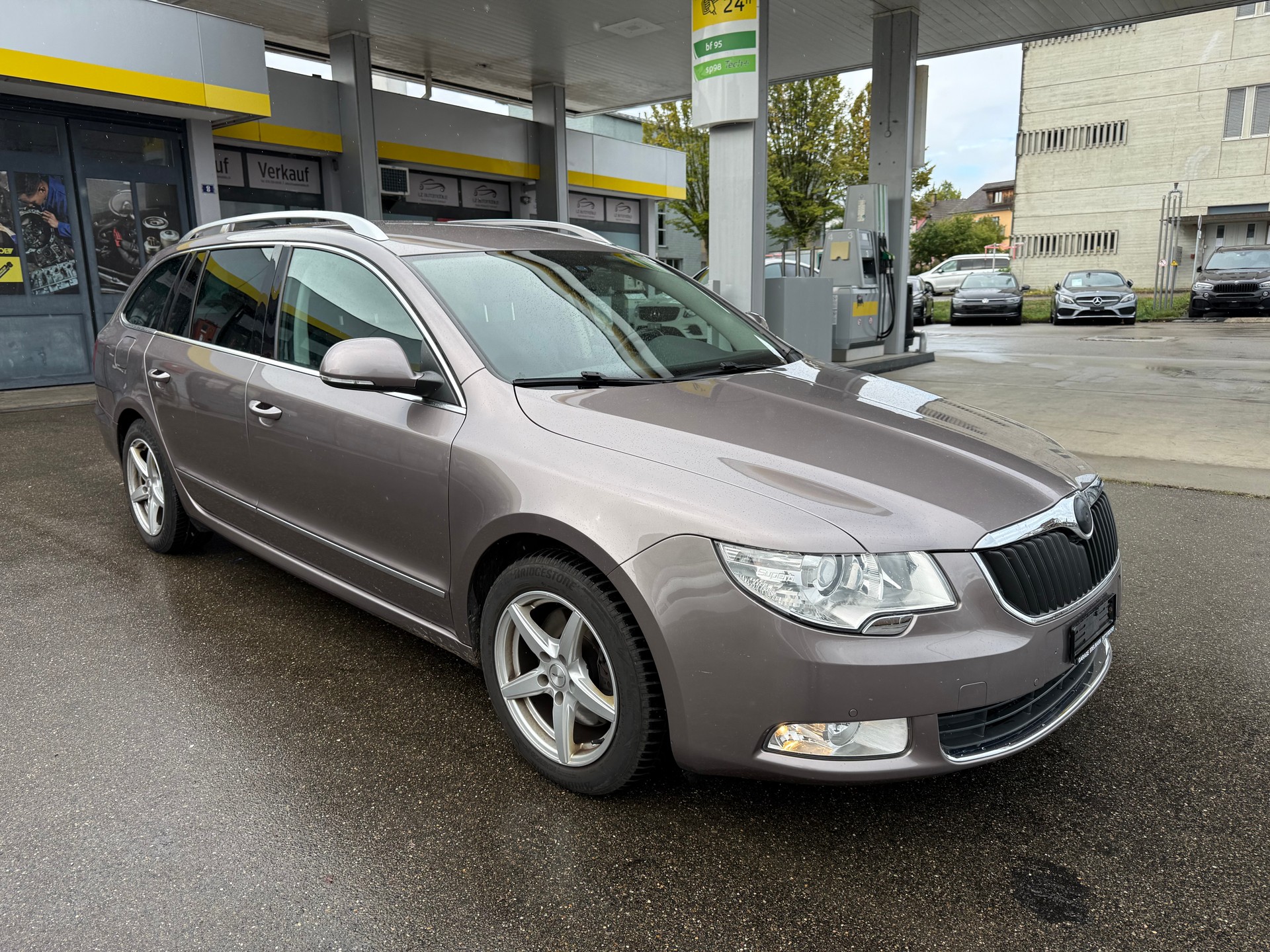 SKODA Superb Combi 1.8 TSI Elegance DSG-image-2