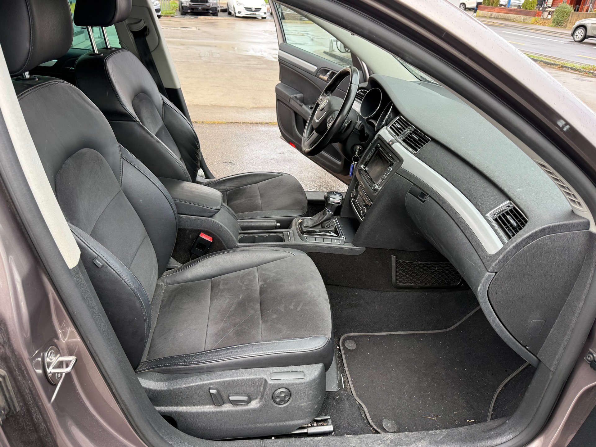 SKODA Superb Combi 1.8 TSI Elegance DSG-image-9