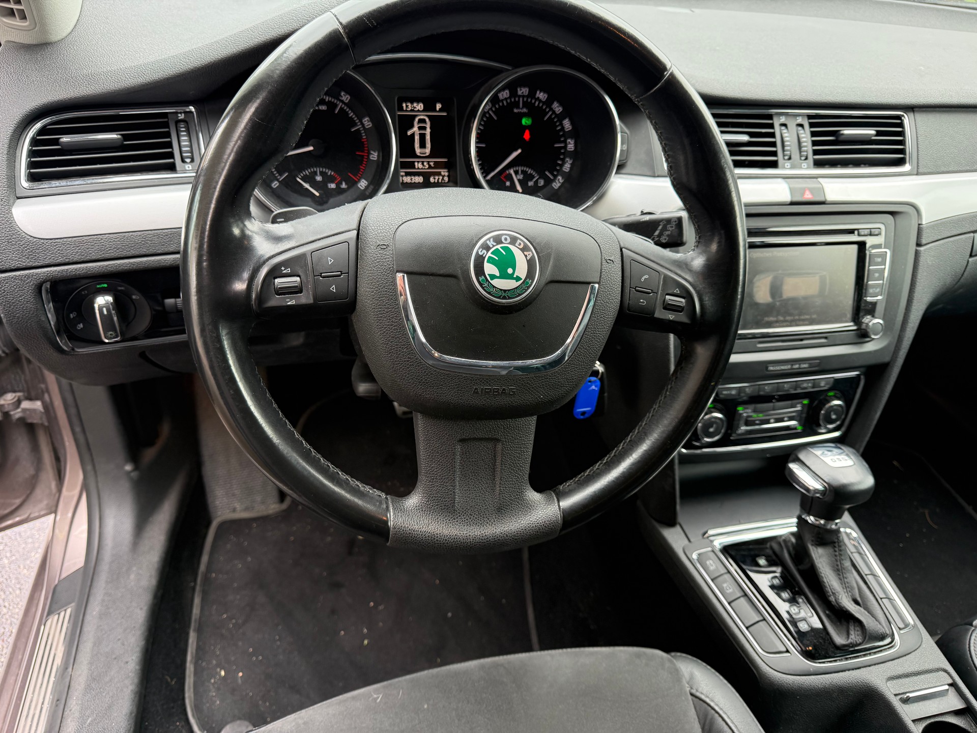 SKODA Superb Combi 1.8 TSI Elegance DSG-image-12