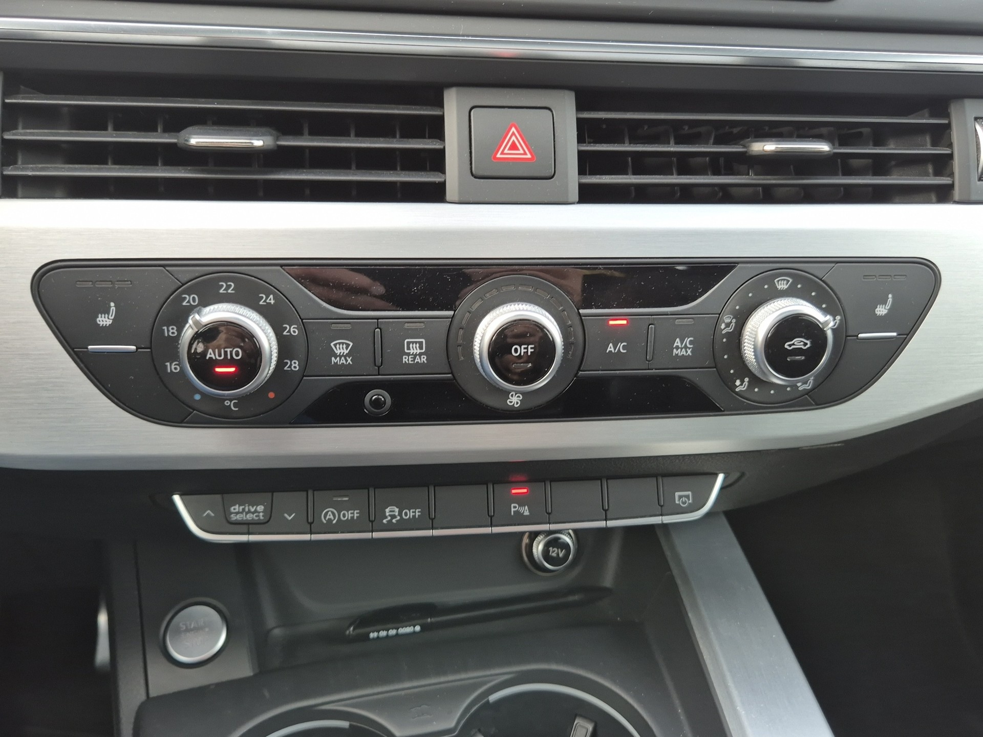 AUDI A4 Avant 2.0 TDI Sport qu. S-tronic *Panoramadach, MMI Navigation plus, Pack Sport S-Line, Sitzh. inkl. Winterräder*-image-16