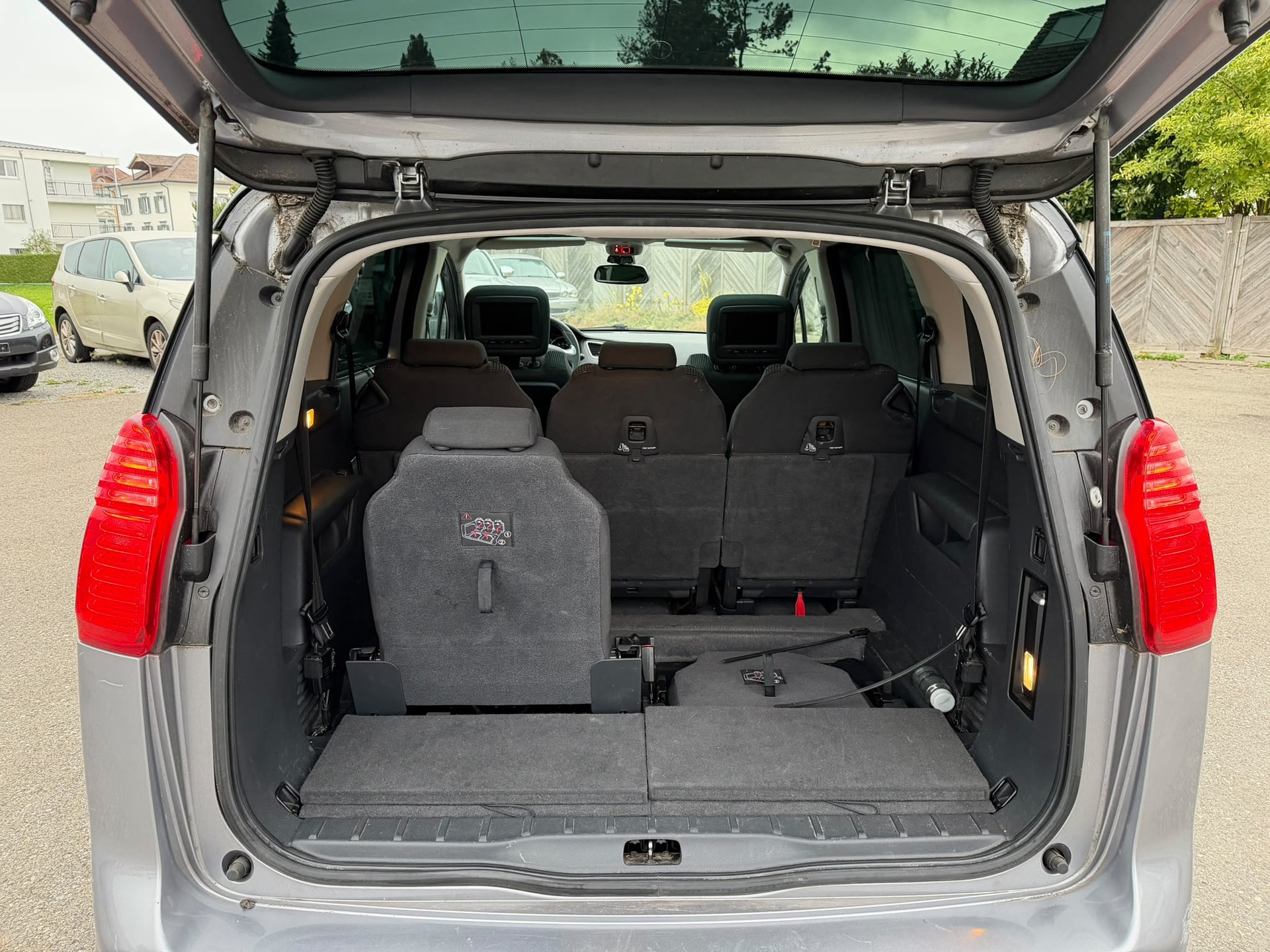 PEUGEOT 5008 1.6 16V T Active Tiptronic-image-11